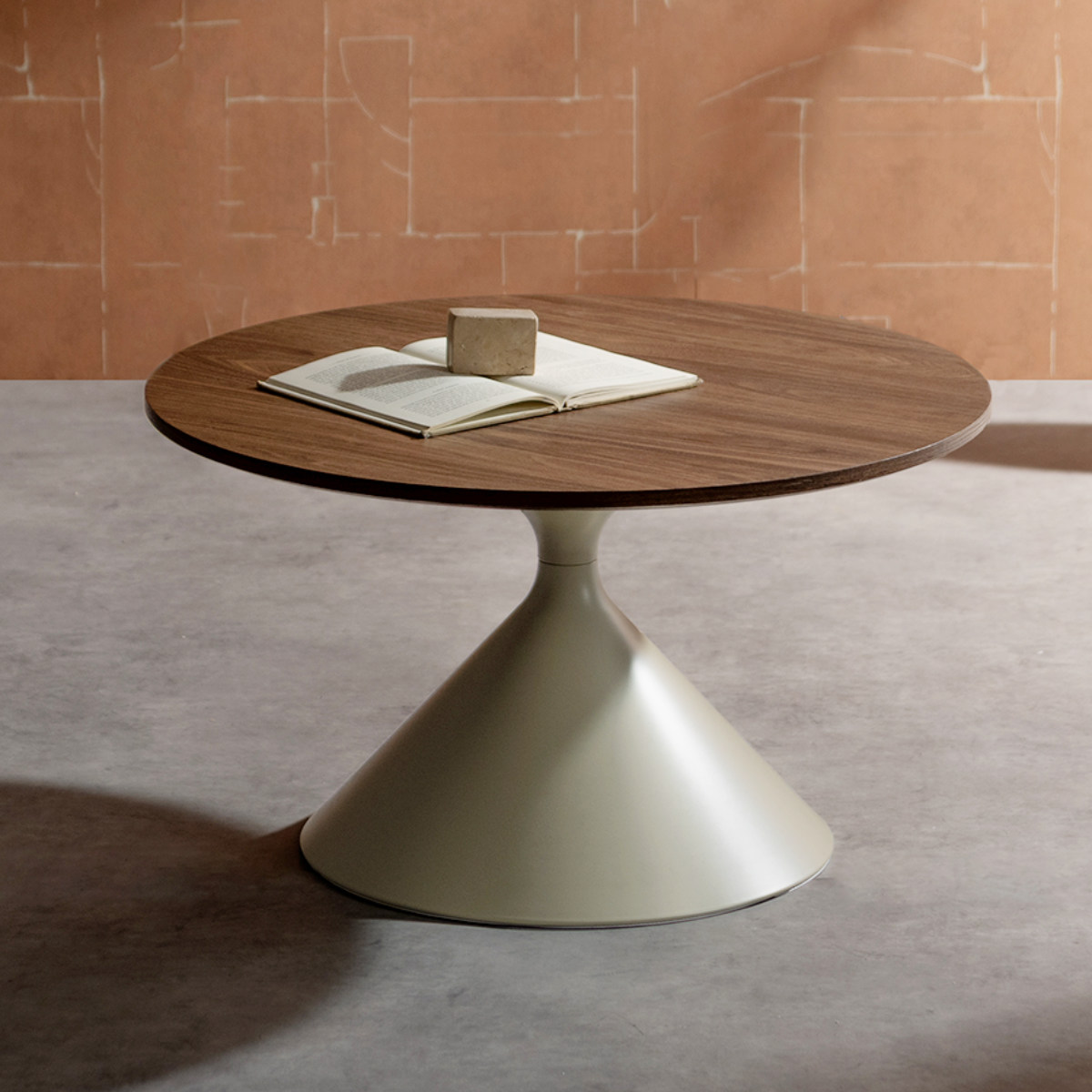 リビングテーブル 直径70cm 円形 Torne センターテーブル Signature Studio ( テーブル 円すい型 丸テーブル ローテーブル コーヒーテーブル サイドテーブル 木目調 作業台 パソコン カフェテーブル ソファサイド ) 【ブラウン】 ブラウン