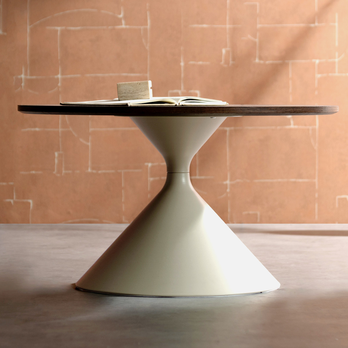 リビングテーブル 直径70cm 円形 Torne センターテーブル Signature Studio ( テーブル 円すい型 丸テーブル ローテーブル コーヒーテーブル サイドテーブル 木目調 作業台 パソコン カフェテーブル ソファサイド ) 【ブラウン】 ブラウン