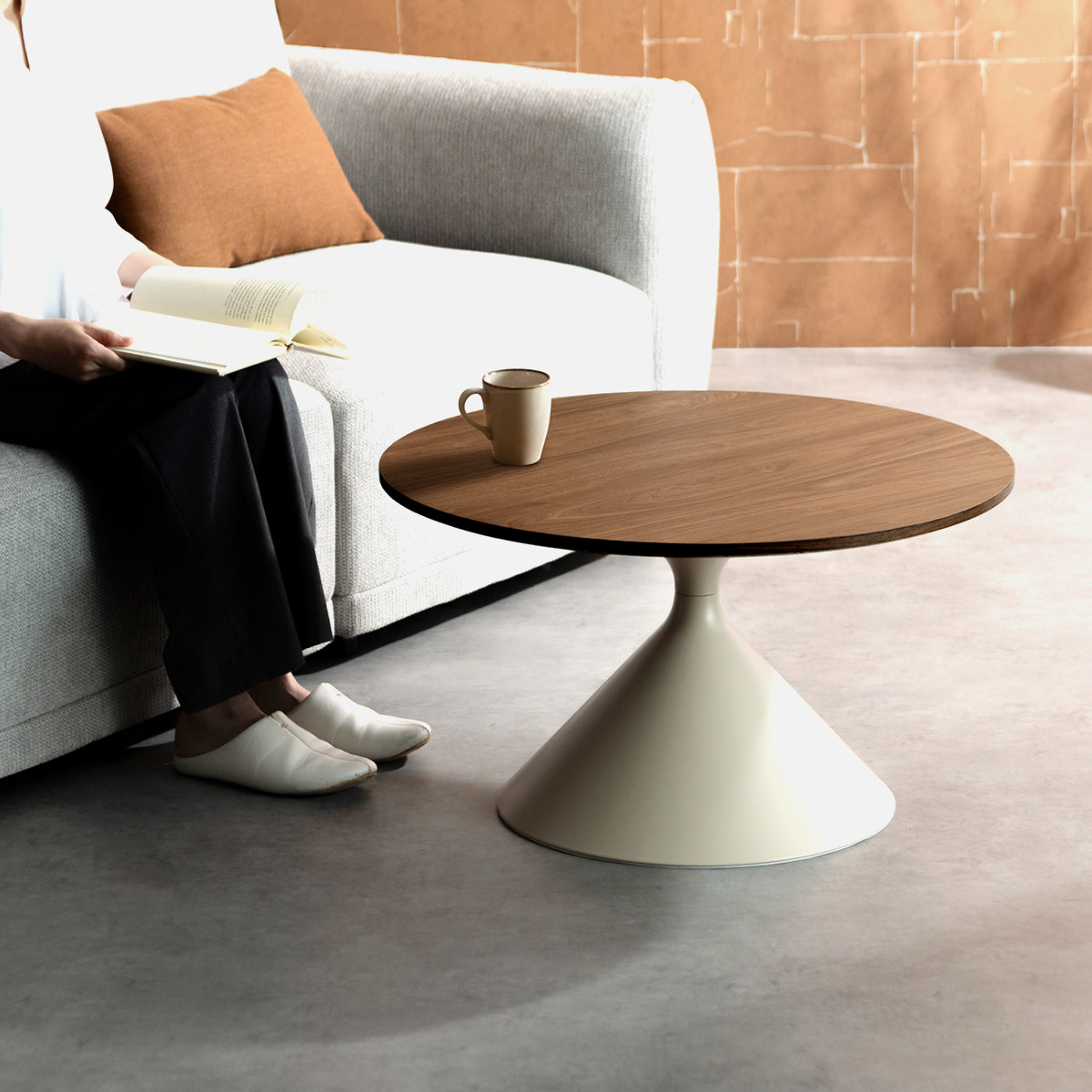 リビングテーブル 直径70cm 円形 Torne センターテーブル Signature Studio ( テーブル 円すい型 丸テーブル ローテーブル コーヒーテーブル サイドテーブル 木目調 作業台 パソコン カフェテーブル ソファサイド ) 【ブラウン】 ブラウン