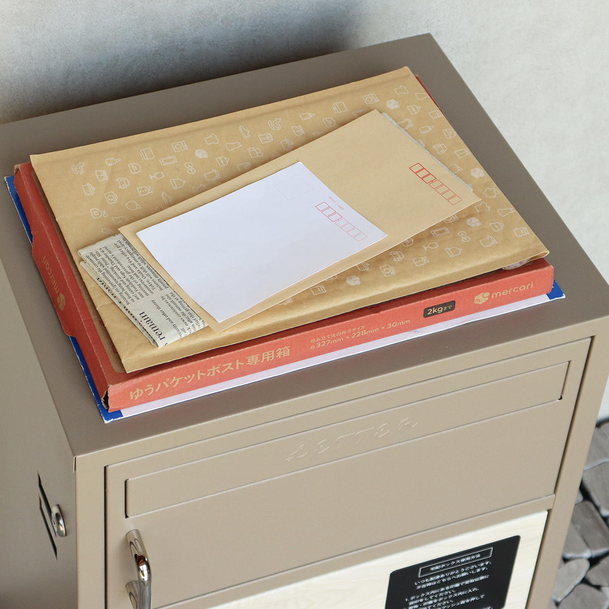 郵便ポスト 宅配ボックス 宅配ボックス付ポスト Dante ダンテ ( 宅配 ボックス ポスト一体型 ポスト 宅配ポスト 一戸建て用 据え置き 置き配用ボックス ステッカー 郵便 郵便受け 宅配BOX 鍵付き 戸建 屋外 おしゃれ ) 【ミルクティーベージュ×WH木目】 ミルクティーベージュ×WH木目