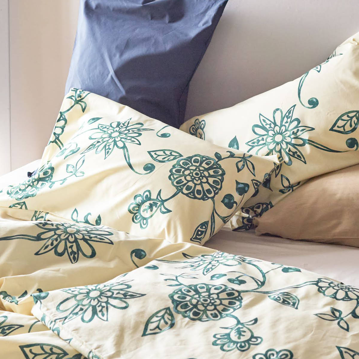 枕カバー Fab the Home 43×63cm用 エイジア 花柄 綿100% ( ピローカバー ピローケース まくらカバー ファブザホーム コットン 綿 フラワー モノトーン 丈夫 合わせ式 ) 【ネイビー】 ネイビー