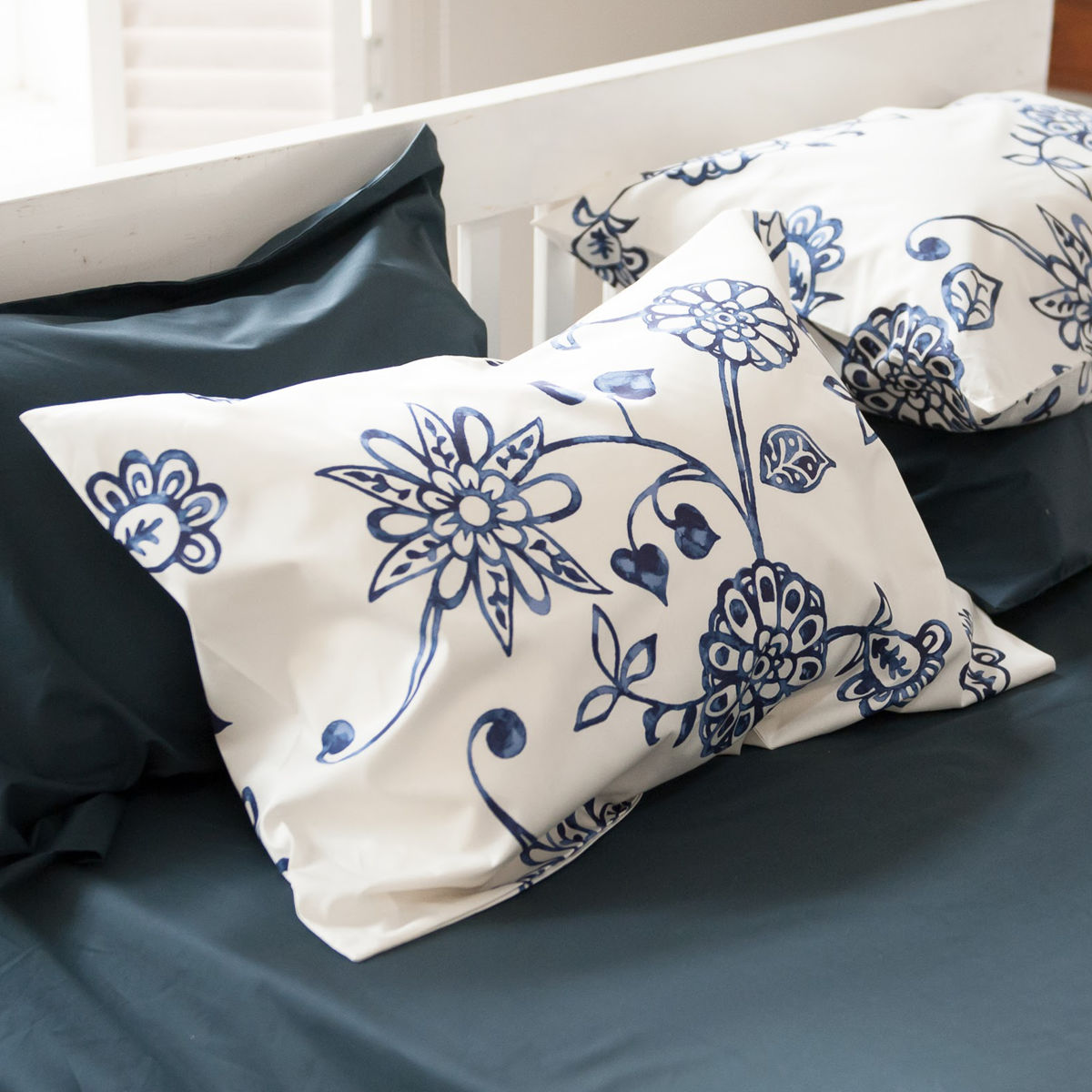 枕カバー Fab the Home 43×63cm用 エイジア 花柄 綿100% ( ピローカバー ピローケース まくらカバー ファブザホーム コットン 綿 フラワー モノトーン 丈夫 合わせ式 ) 【ネイビー】 ネイビー