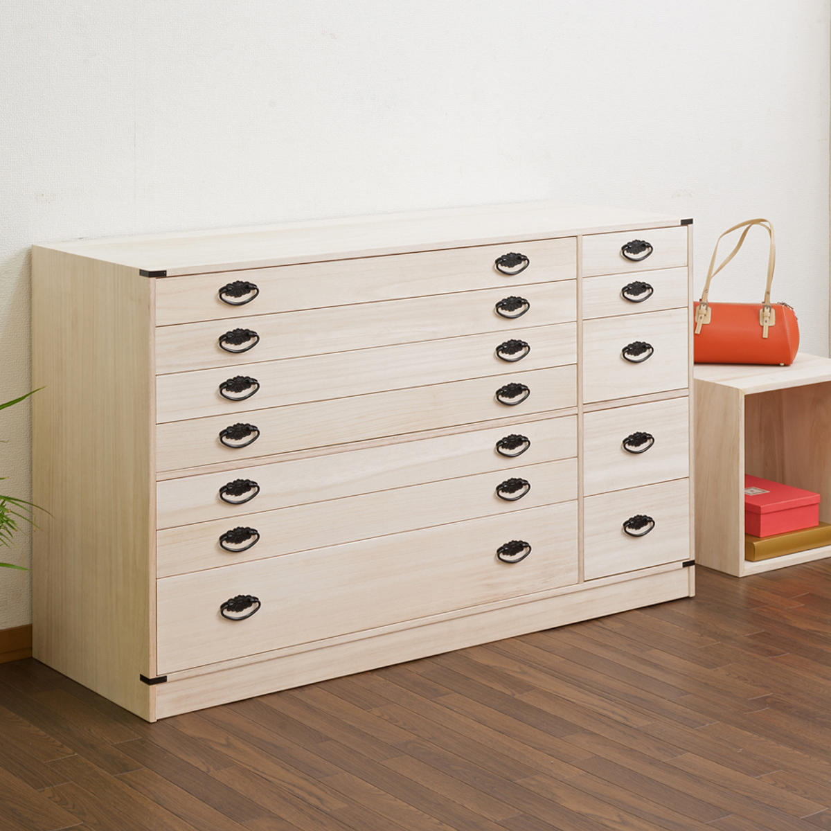 札幌【桐箪笥7段 鍵付】間口3尺5寸 持ち手付きの抽斗 着物収納