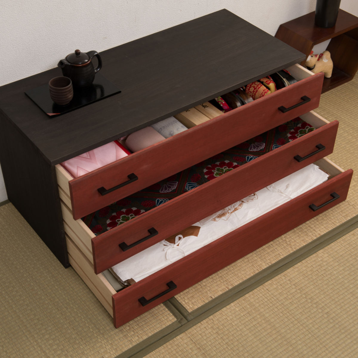 桐タンス 幅98cm 3段 朱色 朱雀 日本製 ( 桐 たんす 天然木 防虫 調湿 上置き兼用 完成品 チェスト 着物収納 桐たんす たとう紙 総桐 三杯 引き出し )