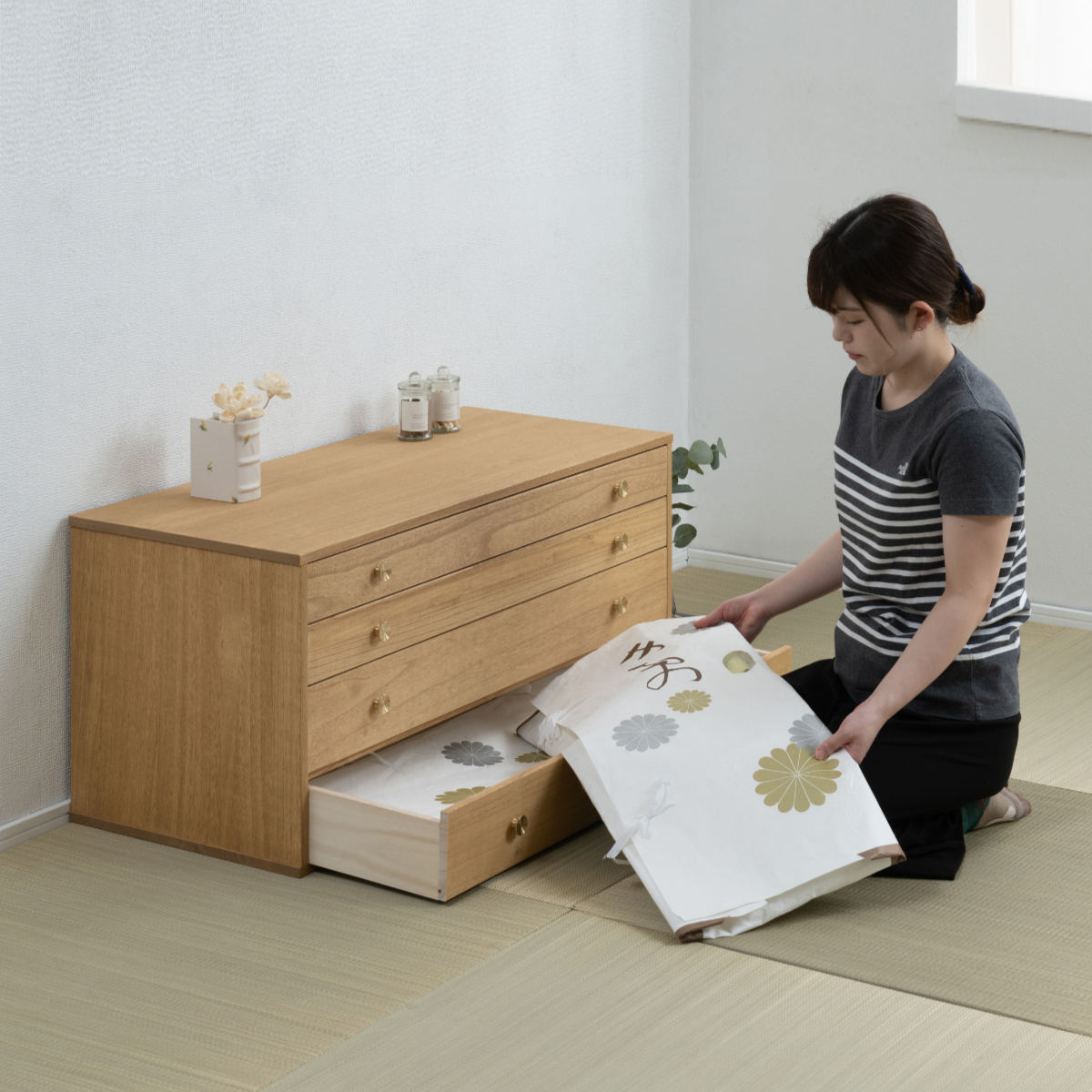 桐 脚付き洋風チェスト 幅100cm 4段 真鍮取っ手 積み重ね 日本製 ( チェスト 脚付 洋風 天然木 防虫 調湿 完成品 着物収納 桐たんす たとう紙 総桐 四杯 真鍮 ナチュラル ブラウン グレー ) 【グレー】 グレー