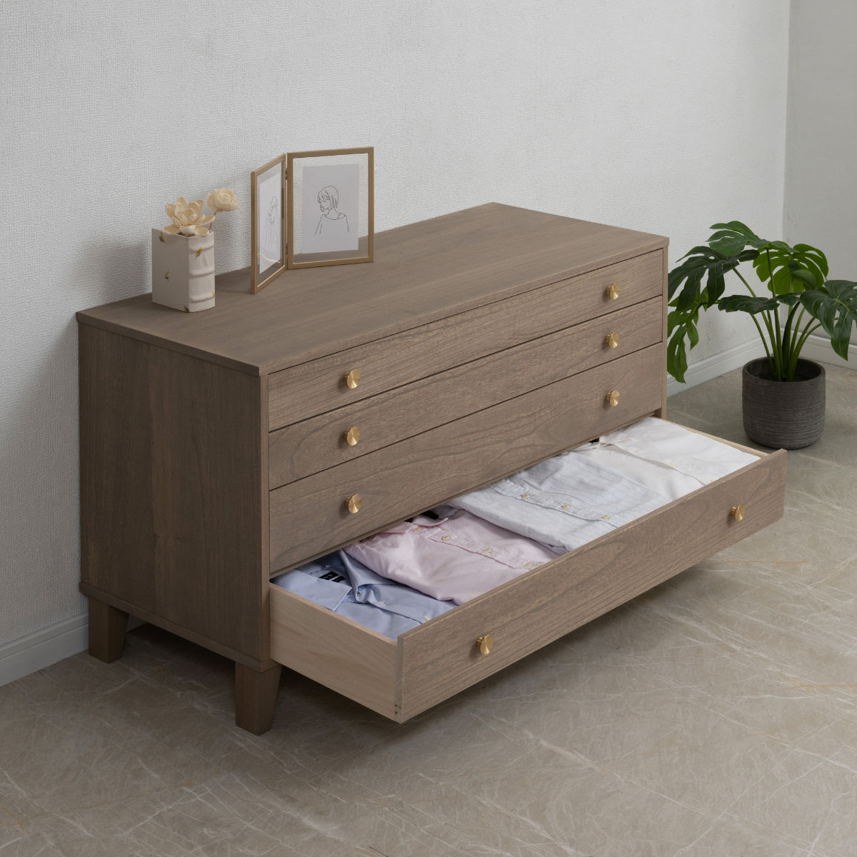 桐 脚付き洋風チェスト 幅100cm 4段 真鍮取っ手 積み重ね 日本製 ( チェスト 脚付 洋風 天然木 防虫 調湿 完成品 着物収納 桐たんす たとう紙 総桐 四杯 真鍮 ナチュラル ブラウン グレー ) 【グレー】 グレー
