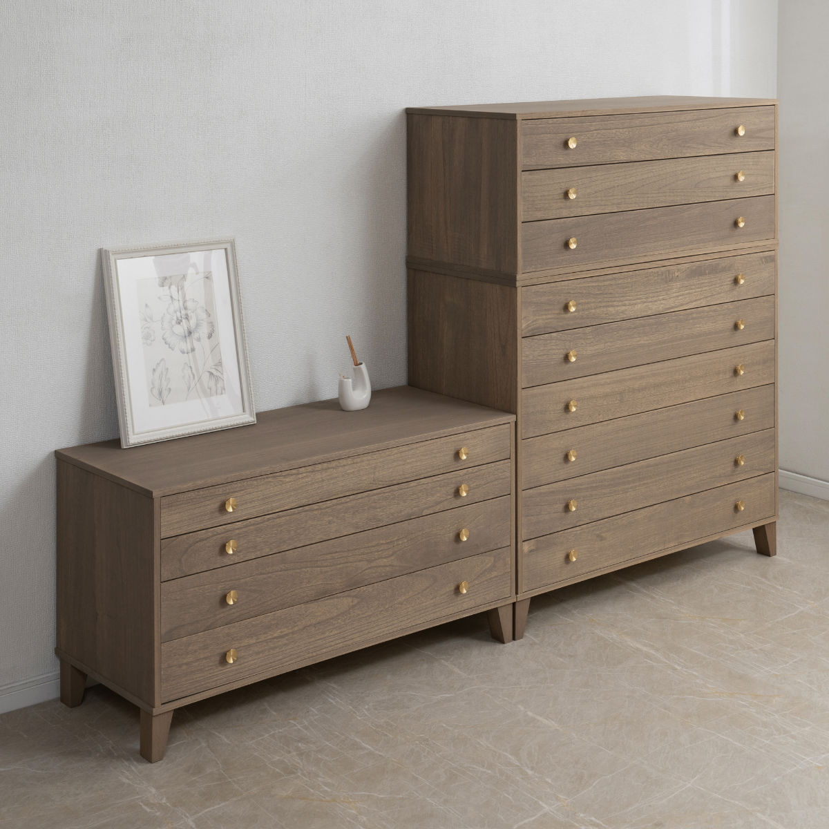 桐 脚付き洋風チェスト 幅100cm 4段 真鍮取っ手 積み重ね 日本製 ( チェスト 脚付 洋風 天然木 防虫 調湿 完成品 着物収納 桐たんす たとう紙 総桐 四杯 真鍮 ナチュラル ブラウン グレー ) 【グレー】 グレー