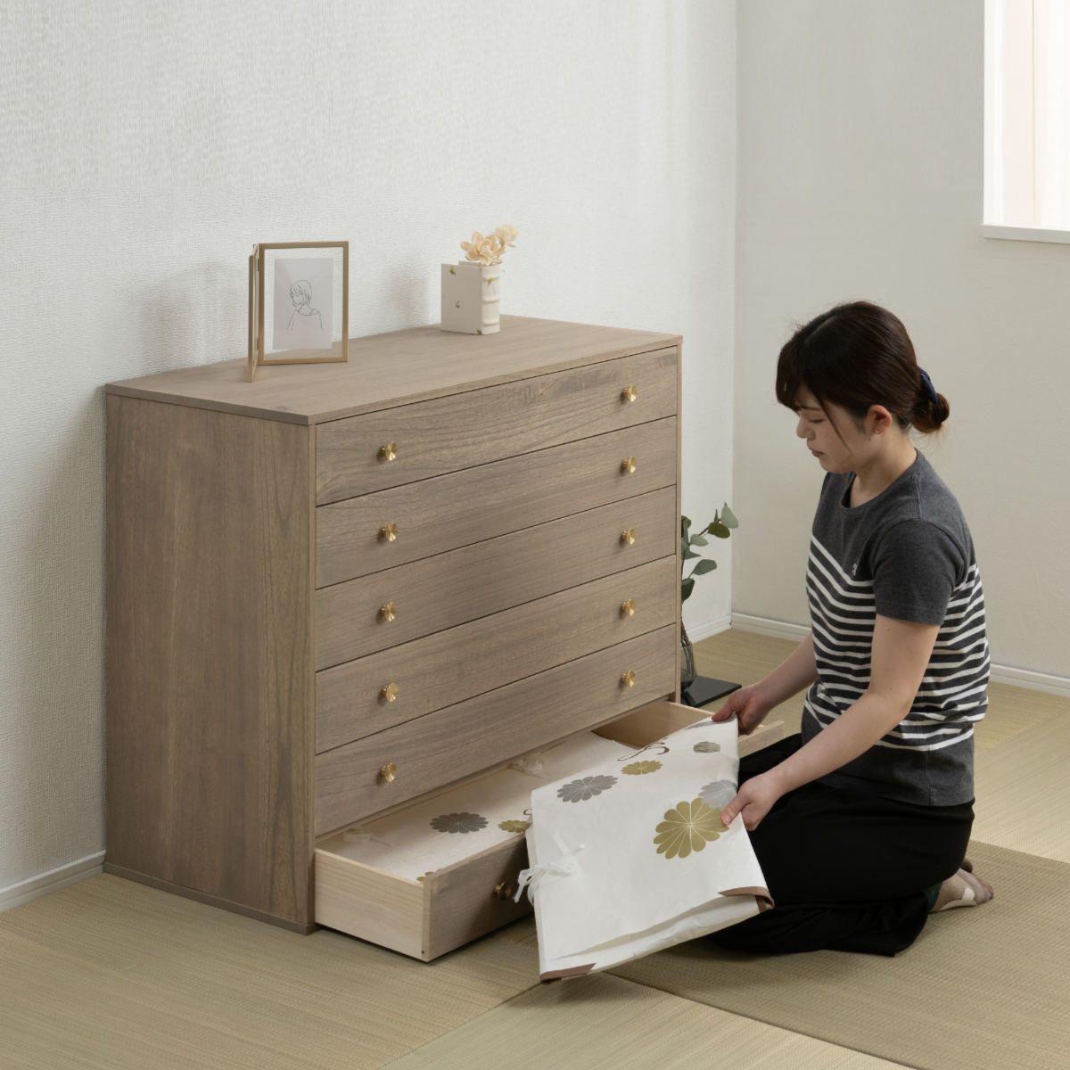 桐 脚付き洋風チェスト 幅100cm 6段 真鍮取っ手 積み重ね 日本製 ( チェスト 脚付 洋風 天然木 防虫 調湿 完成品 着物収納 桐たんす たとう紙 総桐 六杯 真鍮 ナチュラル ブラウン グレー ) 【グレー】 グレー