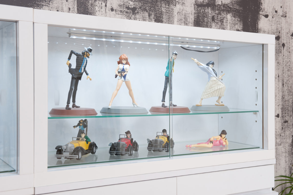 コレクションボード ガラス棚タイプ LEDライト付き 幅90cm 艶有り仕上げ ( recta コレクションラック ディスプレイ 照明 収納 棚 引出し 艶あり 組み合わせ ガラス天板 ハイグロス仕上げ 引き戸 ホワイト 可動棚 奥行スリム 薄型 )