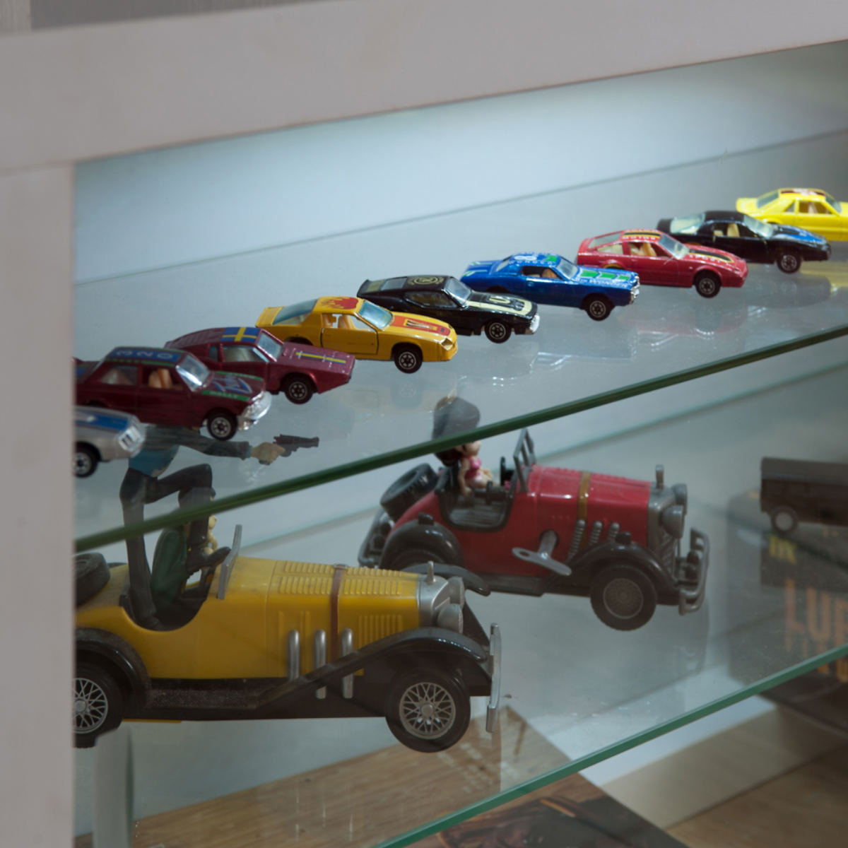 コレクションボード ガラス棚タイプ LEDライト付き 幅90cm 艶有り仕上げ ( recta コレクションラック ディスプレイ 照明 収納 棚 引出し 艶あり 組み合わせ ガラス天板 ハイグロス仕上げ 引き戸 ホワイト 可動棚 奥行スリム 薄型 )