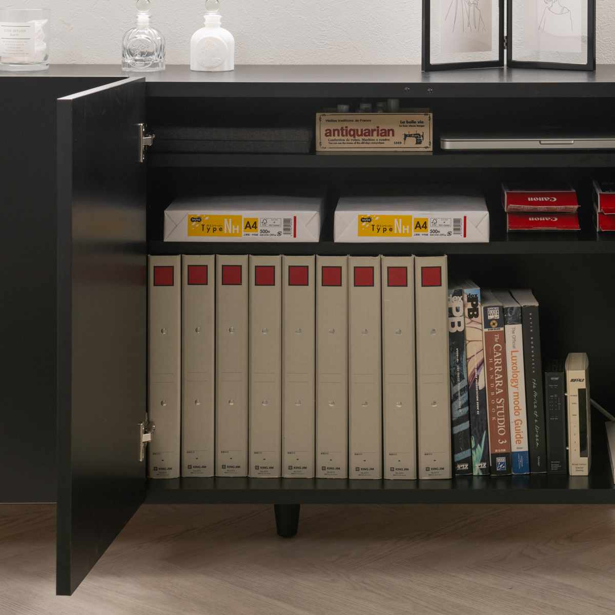 キャビネット 幅118cm モノトーン 日本製 完成品 ( Shadow 棚 ラック 収納 扉付 両開き 可動棚 リビングボード リビング収納 食器棚 家具 配線穴 ブラック シンプル )