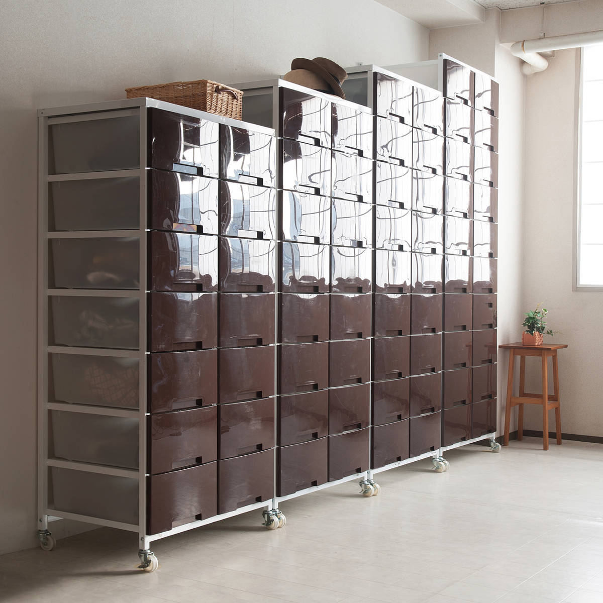 衣装ケース 大量収納プラスチックチェスト 2列10段 ( 幅69×奥行48×高さ200cm 収納ボックス 引き出し ハイタイプ 収納ケース チェスト 衣類収納 大容量 タンス キャスター付 リビング収納 クローゼット ランドリー 日本製 スリム ) 【ブラウン】 ブラウン