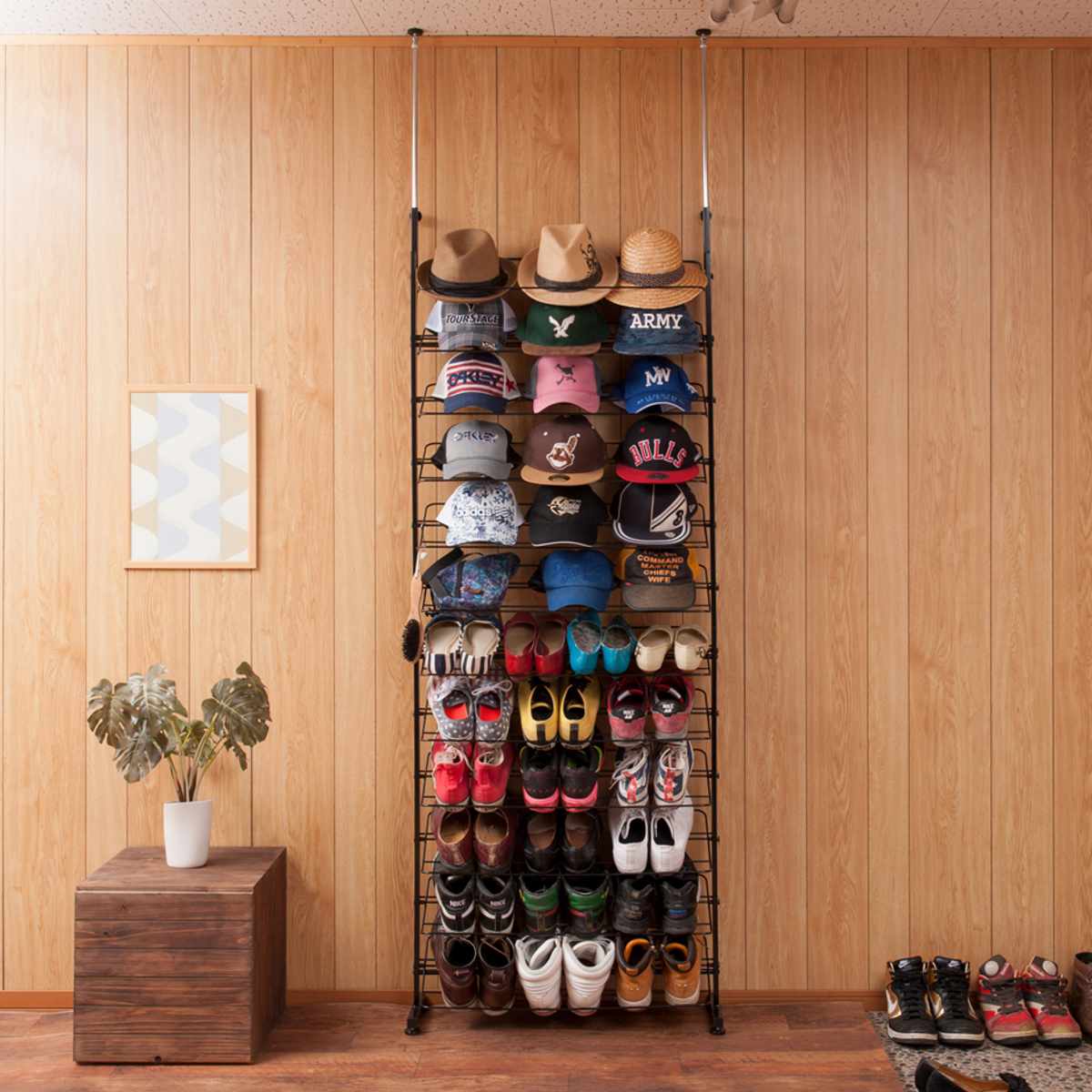 突っ張り シューズラック 幅75cm 薄型 ブラック 日本製 見せる収納 ( 壁面収納 つっぱり スリム 省スペース 靴収納 最大36足 つっぱり式 天井突っ張り式 靴 スニーカー ブーツ ヒール 収納 ラック シューズボックス 靴箱 下駄箱 )