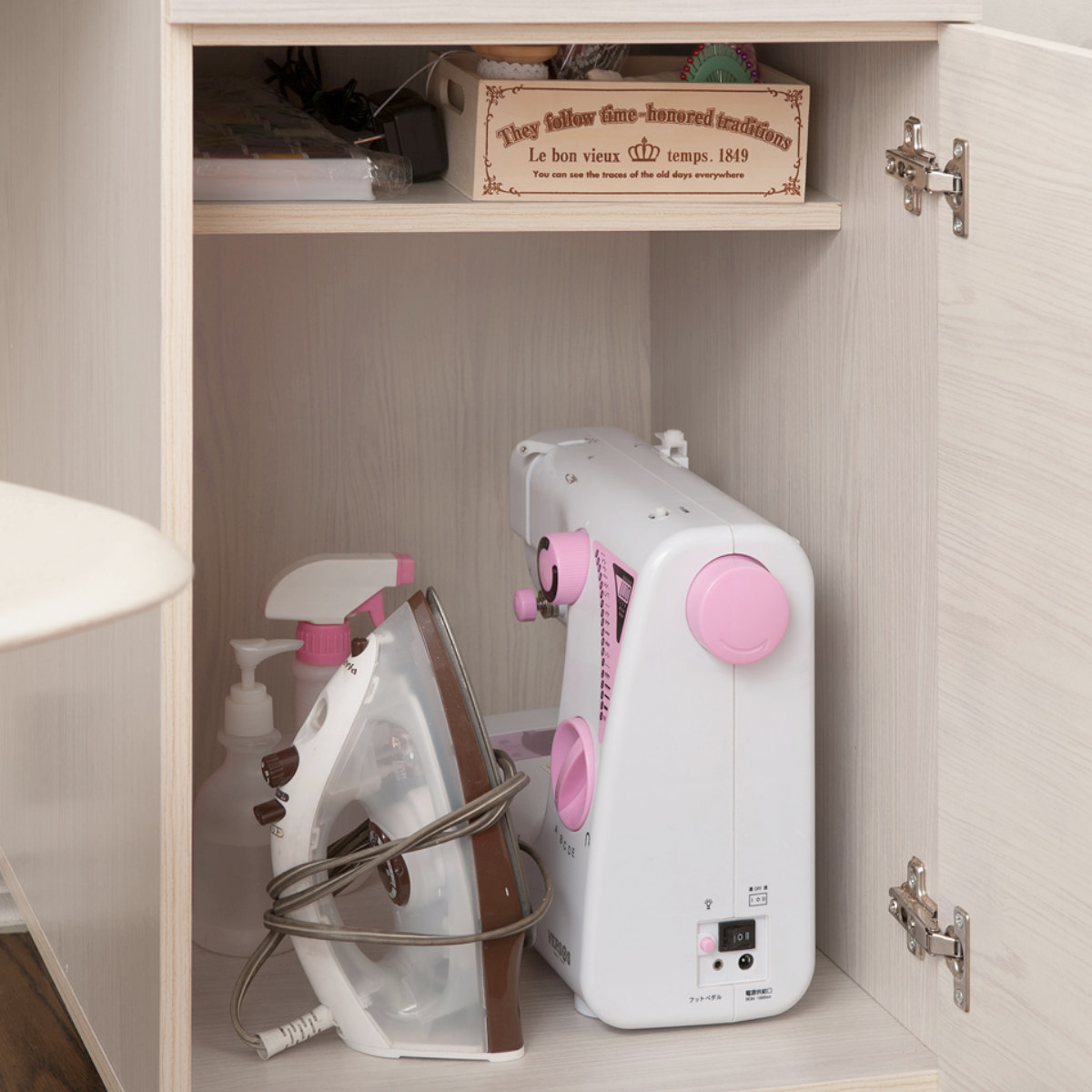 ミシン台 幅97cm 折りたたみテーブル 2口コンセント付 ワゴン式 ホワイト木目 ( Late ラテ 作業台 家事机 ワゴン 収納 コンセント付 折りたたみ テーブル アイロン台 ラック 棚 ナチュラル ホワイト 白 コンパクト ) 【ホワイト】 ホワイト