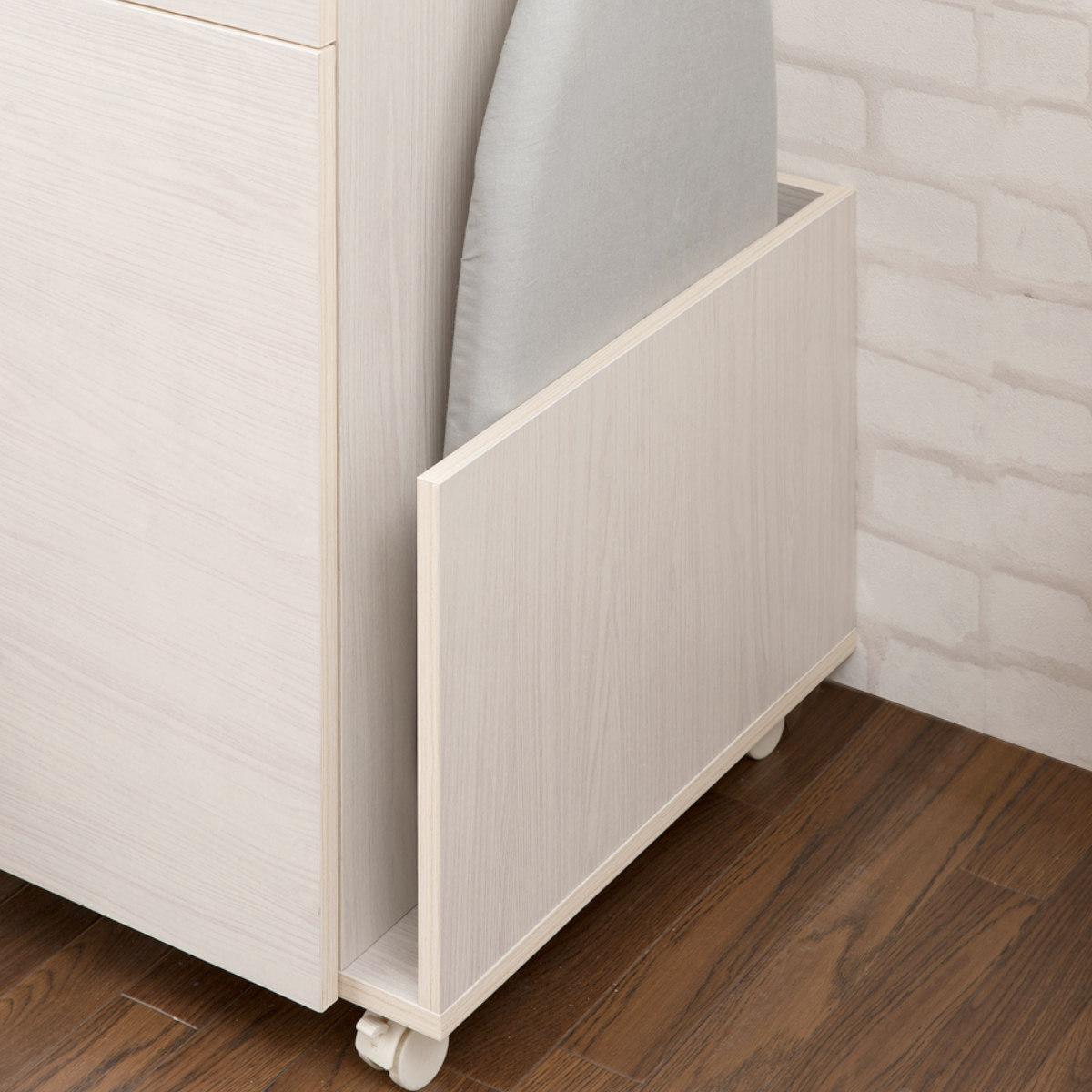 ミシン台 幅97cm 折りたたみテーブル 2口コンセント付 ワゴン式 ホワイト木目 ( Late ラテ 作業台 家事机 ワゴン 収納 コンセント付 折りたたみ テーブル アイロン台 ラック 棚 ナチュラル ホワイト 白 コンパクト ) 【ホワイト】 ホワイト