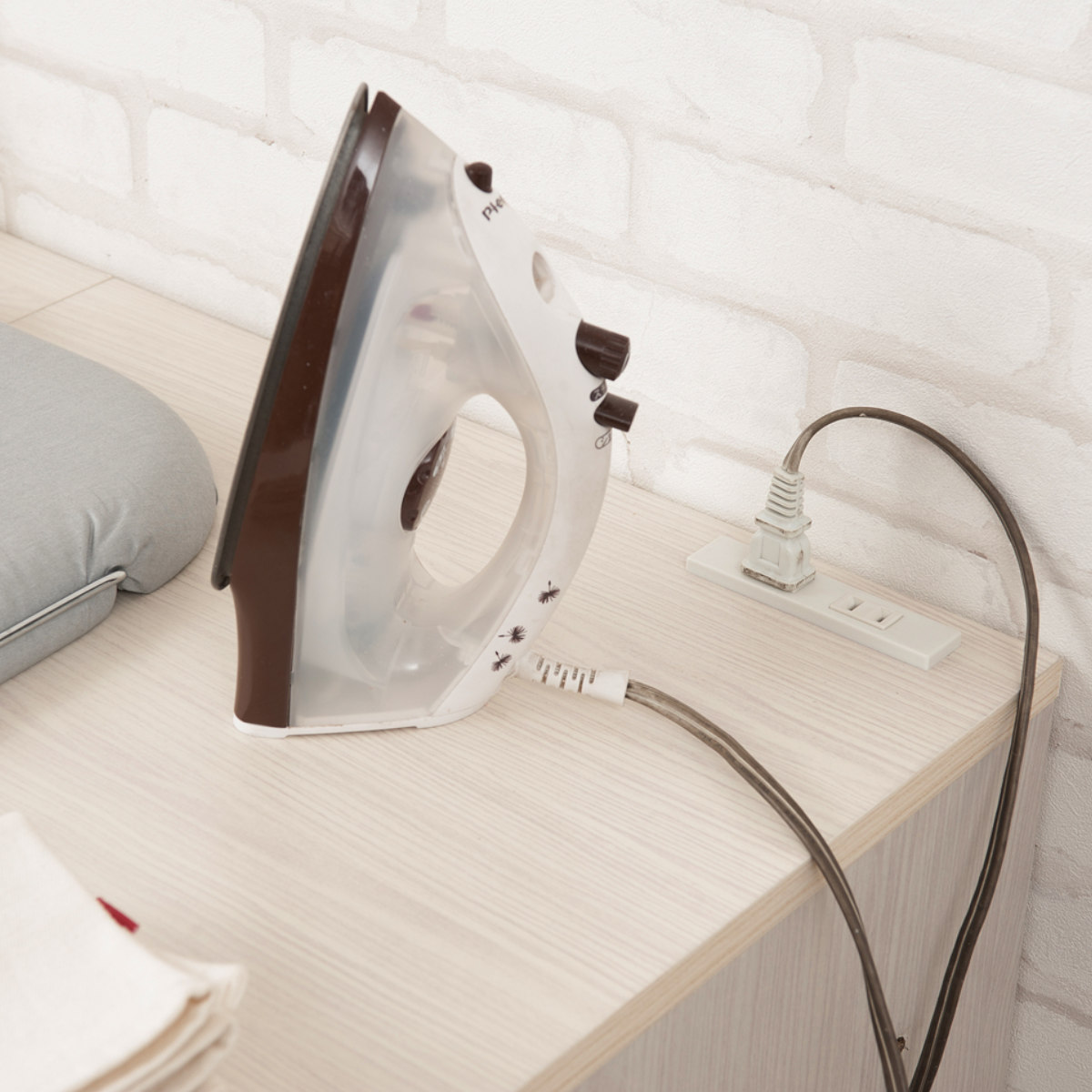 ミシン台 幅97cm 折りたたみテーブル 2口コンセント付 ワゴン式 ホワイト木目 ( Late ラテ 作業台 家事机 ワゴン 収納 コンセント付 折りたたみ テーブル アイロン台 ラック 棚 ナチュラル ホワイト 白 コンパクト ) 【ホワイト】 ホワイト