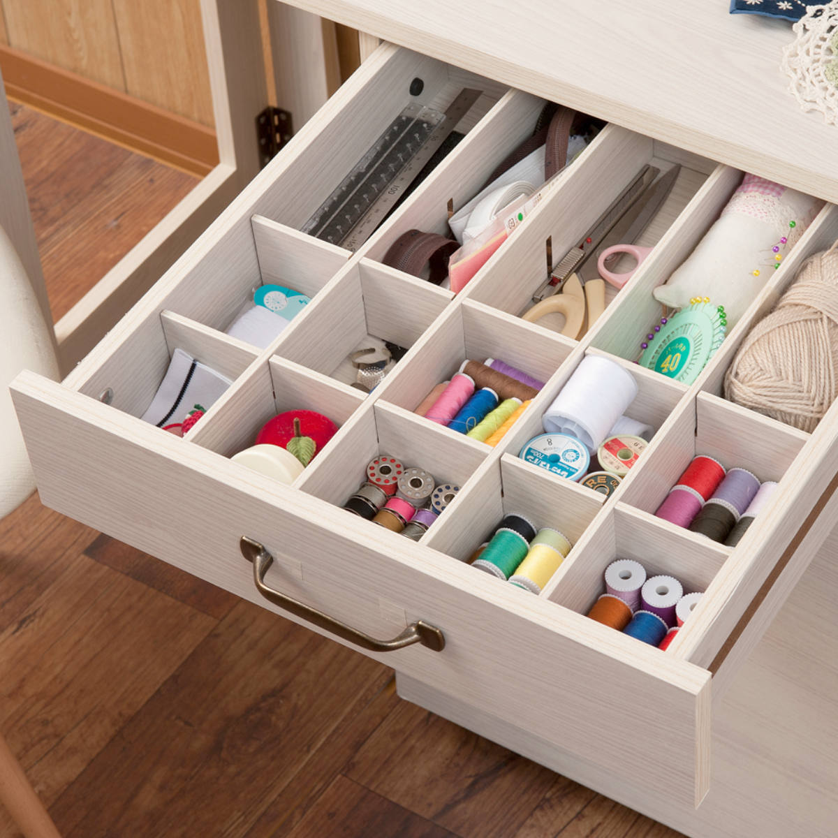 ミシン台 幅97cm 折りたたみテーブル 2口コンセント付 ワゴン式 ホワイト木目 ( Late ラテ 作業台 家事机 ワゴン 収納 コンセント付 折りたたみ テーブル アイロン台 ラック 棚 ナチュラル ホワイト 白 コンパクト ) 【ホワイト】 ホワイト