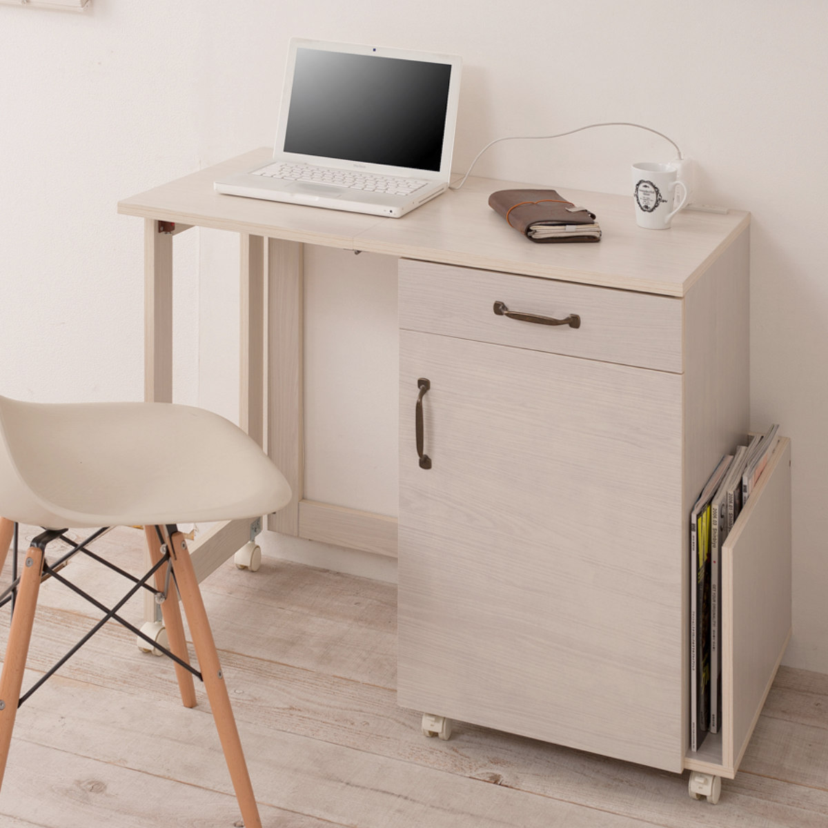 ミシン台 幅97cm 折りたたみテーブル 2口コンセント付 ワゴン式 ホワイト木目 ( Late ラテ 作業台 家事机 ワゴン 収納 コンセント付 折りたたみ テーブル アイロン台 ラック 棚 ナチュラル ホワイト 白 コンパクト ) 【ホワイト】 ホワイト