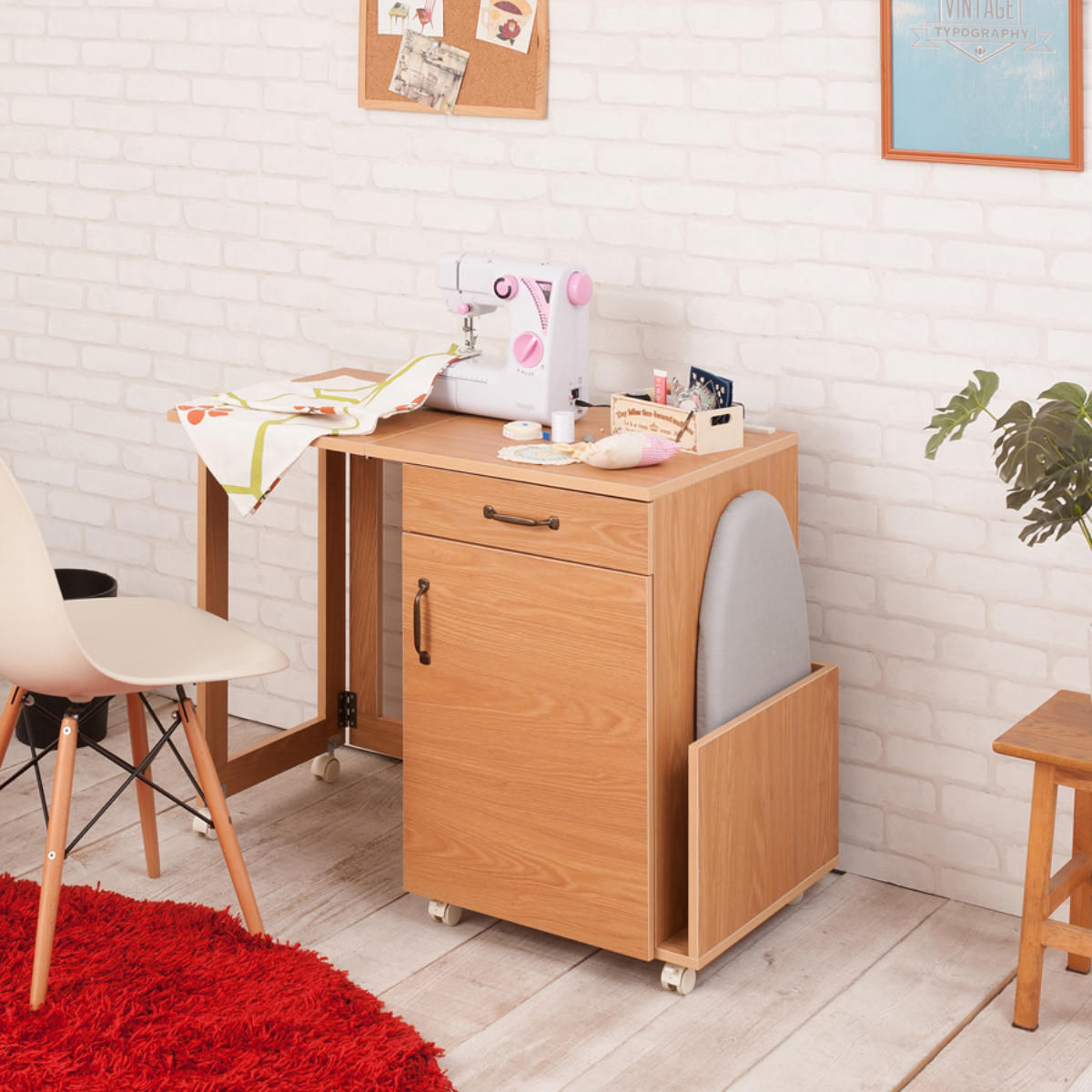 ミシン台 幅97cm 折りたたみテーブル 2口コンセント付 ワゴン式 ホワイト木目 ( Late ラテ 作業台 家事机 ワゴン 収納 コンセント付 折りたたみ テーブル アイロン台 ラック 棚 ナチュラル ホワイト 白 コンパクト ) 【ホワイト】 ホワイト