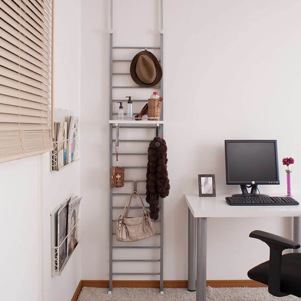 突っ張り ラダーラック 幅40cm 棚付 日本製 ( つっぱり ラック 突っ張りラダーラック 突っ張りラック ウォールラック 壁面収納 パーテーション 突っ張り収納 伸縮 ラダーシェルフ つっぱりラック ) 【ホワイト】 ホワイト