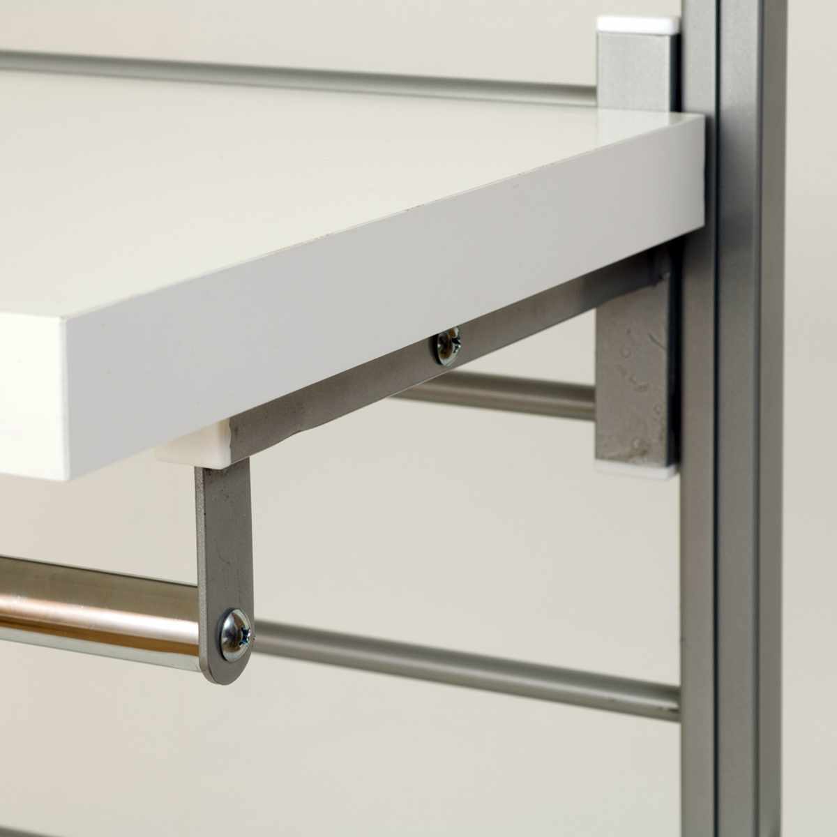 突っ張りラダーハンガー93cm ロッカー ( 突っ張り ラック 壁面収納 突っ張りラック 突っ張りハンガーラック ウォールラック 小物掛け すき間 壁面 収納 壁面ラック 衣類収納 洋服掛け コートハンガー パイプハンガー 棚板付 ) 【ホワイト】 ホワイト