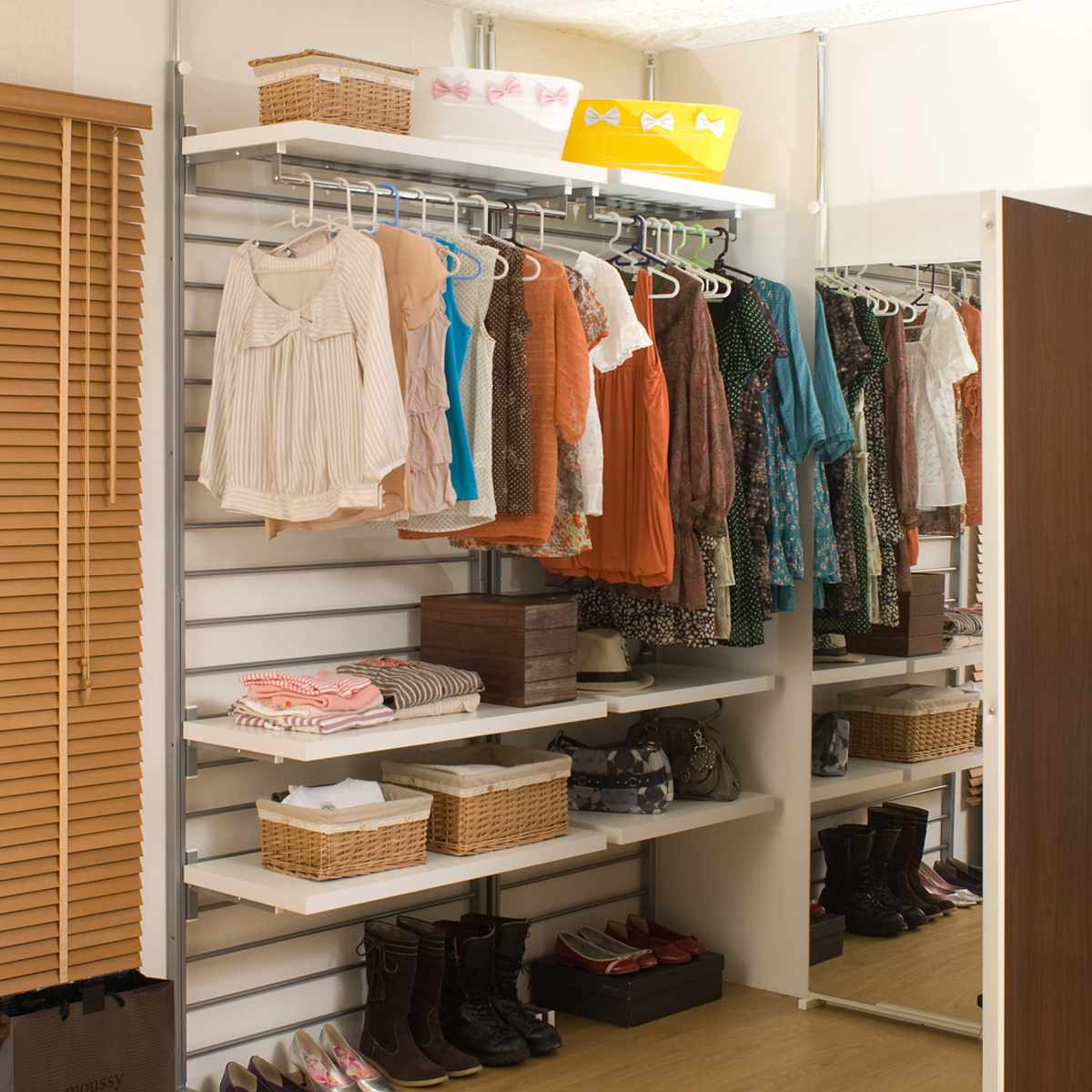 突っ張りラダーハンガー93cm ロッカー ( 突っ張り ラック 壁面収納 突っ張りラック 突っ張りハンガーラック ウォールラック 小物掛け すき間 壁面 収納 壁面ラック 衣類収納 洋服掛け コートハンガー パイプハンガー 棚板付 ) 【ホワイト】 ホワイト