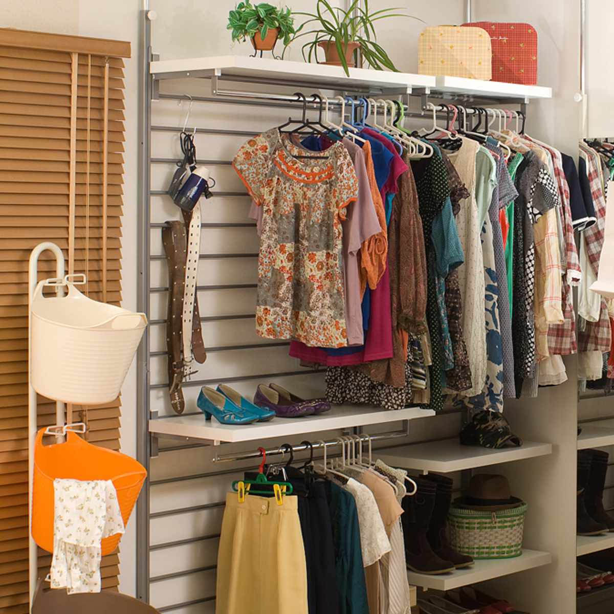 突っ張りラダーハンガー93cmブレザー ( 突っ張り ラック 壁面収納 突っ張りラック 突っ張りハンガーラック ウォールラック 小物掛け すき間 壁面 収納 壁面ラック 衣類収納 洋服掛け コートハンガー パイプハンガー 棚板付 ) 【ホワイト】 ホワイト