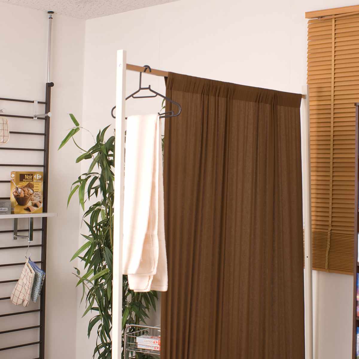 間仕切りカーテンパーテーション 幅64.5cm 高さ144.5cm ( パーテーション 間仕切り カーテン 衝立 目隠し キャスター 移動 自立 伸縮 仕切り ハンガー掛け パーティション 自立式 オフィス 事務所 会社 商談 スペース ) 【ブラウン】 ブラウン