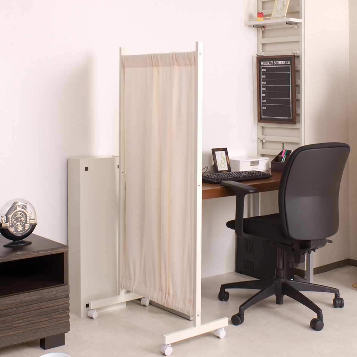 間仕切りカーテンパーテーション 幅64.5cm 高さ144.5cm ( パーテーション 間仕切り カーテン 衝立 目隠し キャスター 移動 自立 伸縮 仕切り ハンガー掛け パーティション 自立式 オフィス 事務所 会社 商談 スペース ) 【ブラウン】 ブラウン