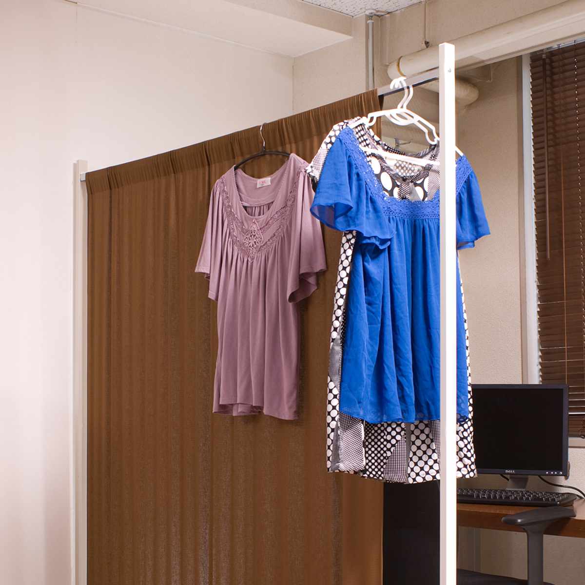 間仕切りカーテンパーテーション 幅94.5cm 高さ144.5cm ( パーテーション 間仕切り カーテン 衝立 目隠し キャスター 移動 自立 伸縮 仕切り ハンガー掛け パーティション 自立式 オフィス 事務所 会社 商談 スペース ) 【ホワイト】 ホワイト