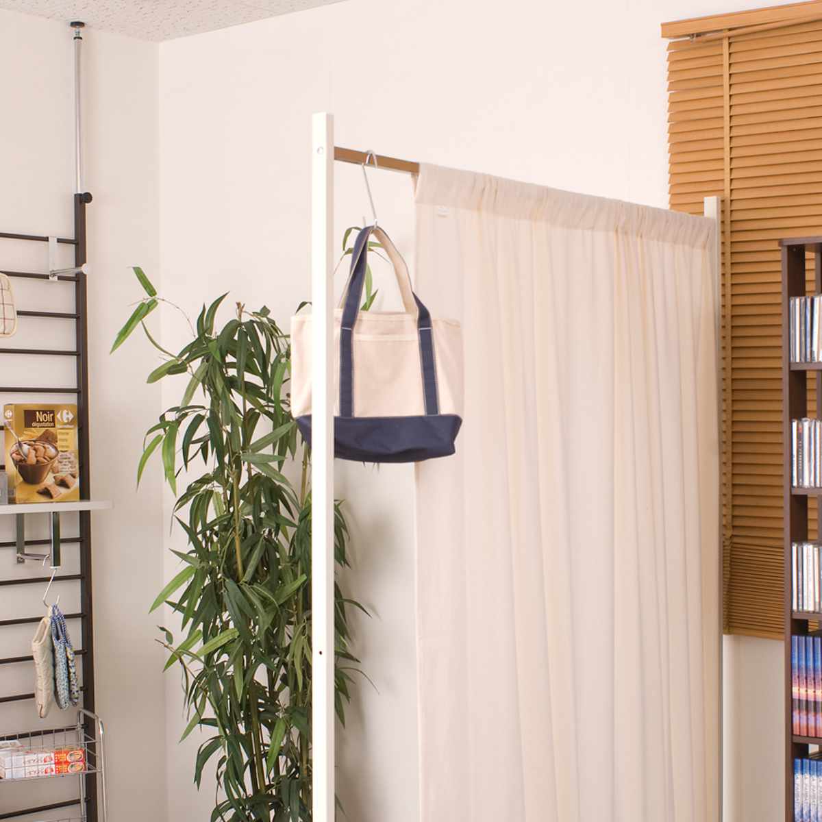 間仕切りカーテンパーテーション 幅94.5cm 高さ144.5cm ( パーテーション 間仕切り カーテン 衝立 目隠し キャスター 移動 自立 伸縮 仕切り ハンガー掛け パーティション 自立式 オフィス 事務所 会社 商談 スペース ) 【ホワイト】 ホワイト