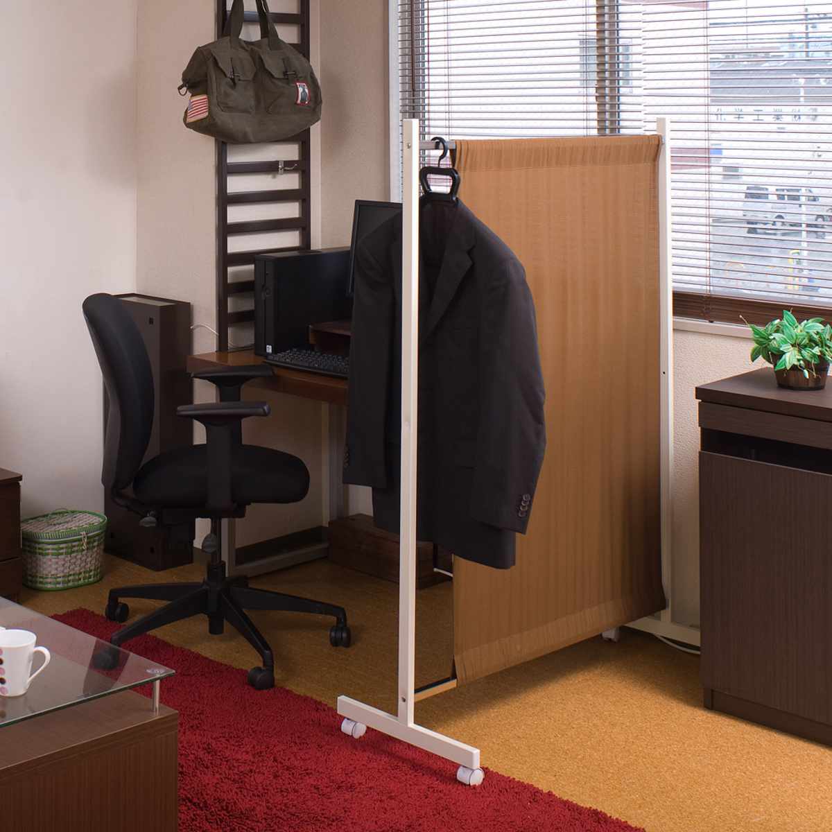 間仕切りカーテンパーテーション 幅94.5cm 高さ144.5cm ( パーテーション 間仕切り カーテン 衝立 目隠し キャスター 移動 自立 伸縮 仕切り ハンガー掛け パーティション 自立式 オフィス 事務所 会社 商談 スペース ) 【ホワイト】 ホワイト