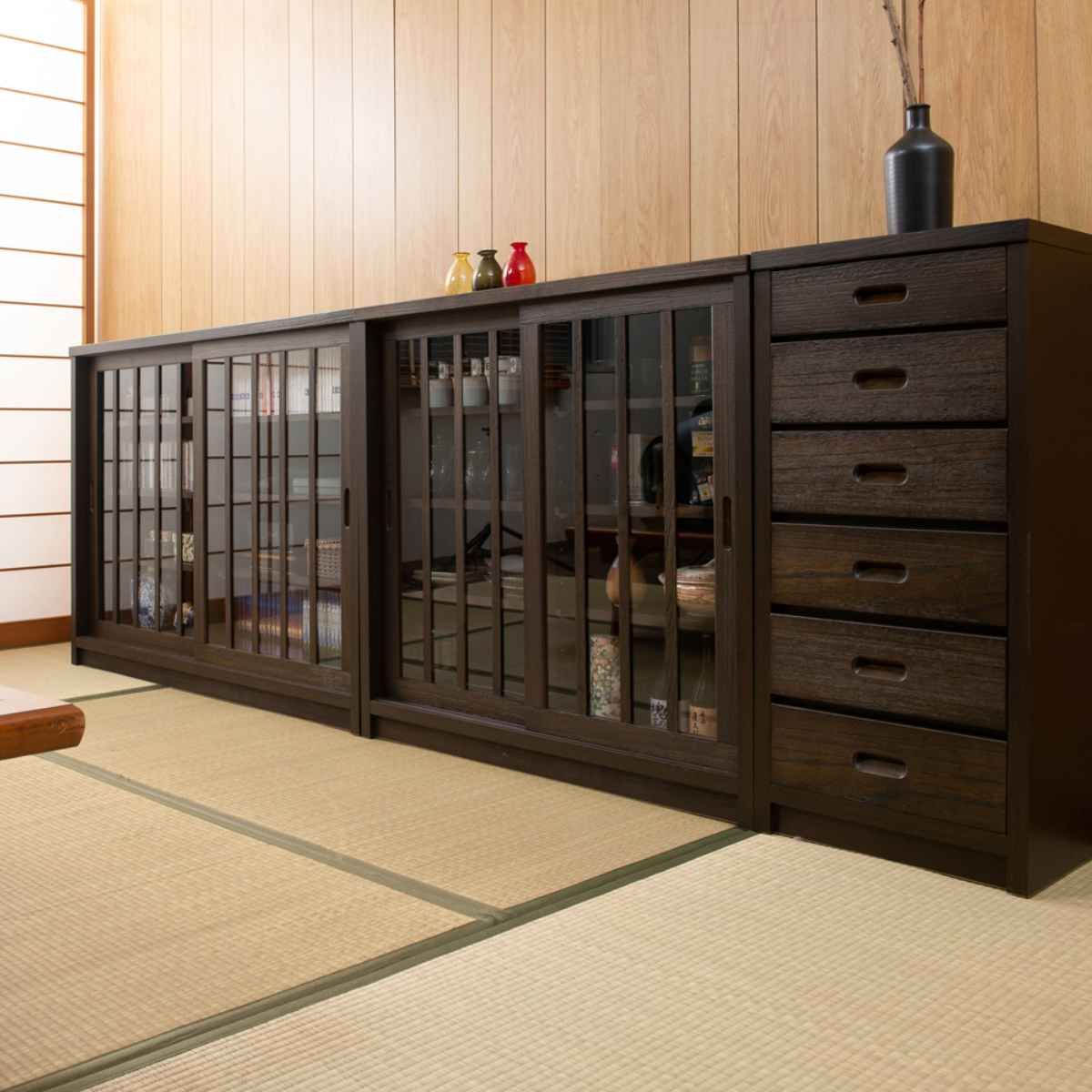 キャビネット 幅90.5cm ガラス引き戸 縦格子 和モダン調 日本製 完成品 ( 棚 ラック 収納チェスト 収納 格子 引き戸 天然木 桐 木製 家具 食器棚 可動棚 ホワイト ブラウン おしゃれ ) 【ホワイト】 ホワイト