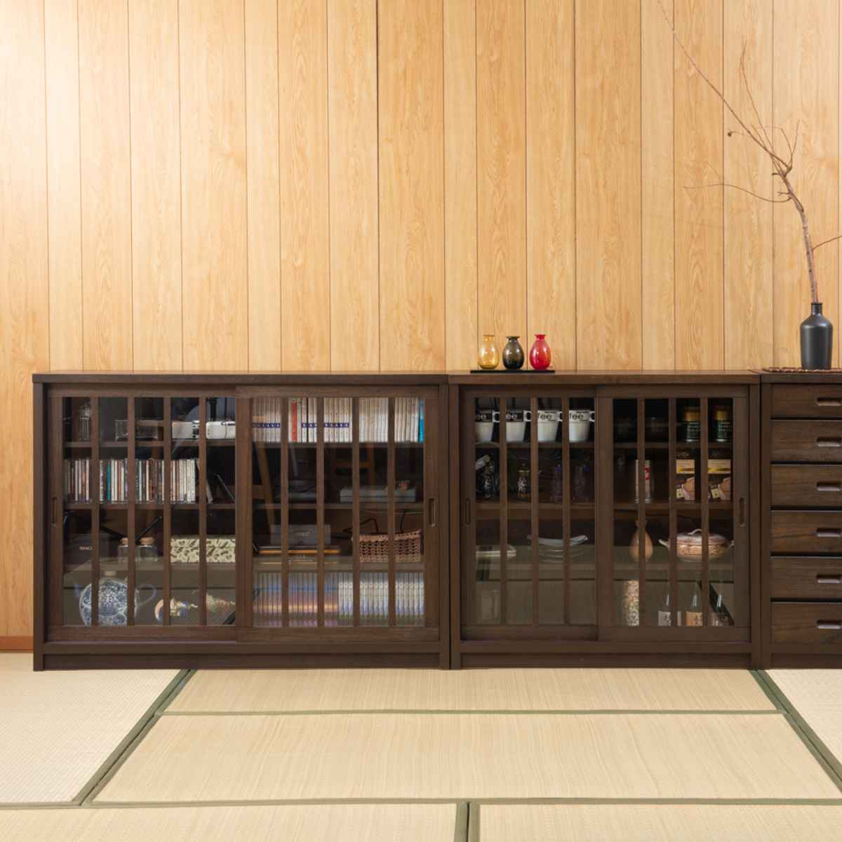 キャビネット 幅120.5cm ガラス引き戸 縦格子 和モダン調 日本製 完成品 ( 棚 ラック 収納チェスト 収納 格子 引き戸 天然木 桐 木製 家具 食器棚 可動棚 ホワイト ブラウン おしゃれ ) 【ホワイト】 ホワイト
