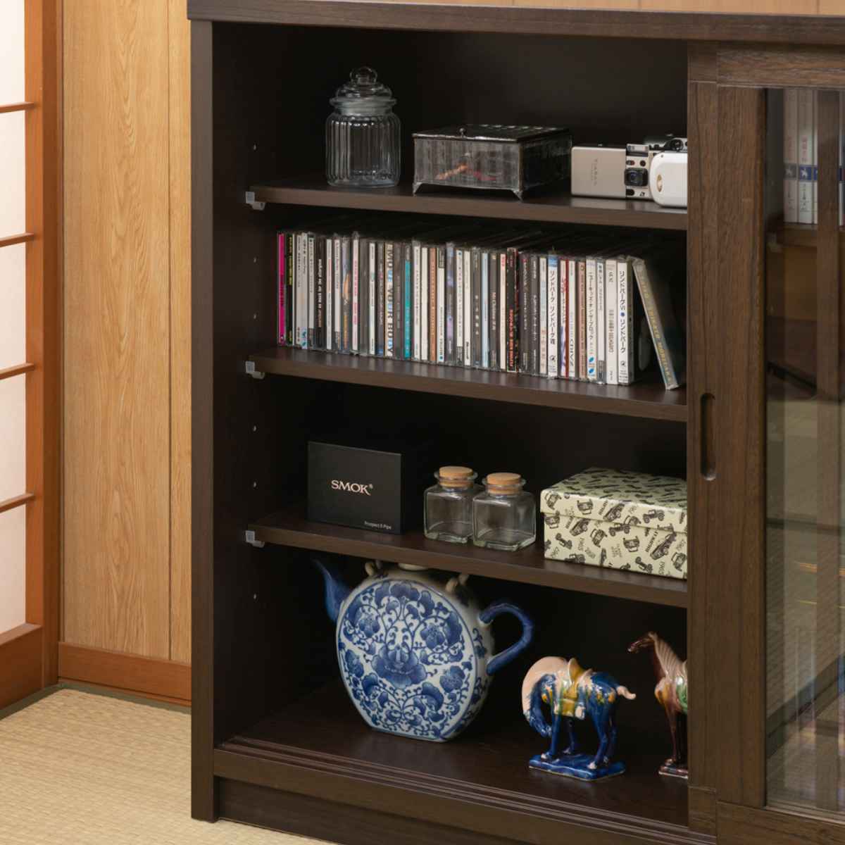 キャビネット 幅120.5cm ガラス引き戸 縦格子 和モダン調 日本製 完成品 ( 棚 ラック 収納チェスト 収納 格子 引き戸 天然木 桐 木製 家具 食器棚 可動棚 ホワイト ブラウン おしゃれ ) 【ホワイト】 ホワイト