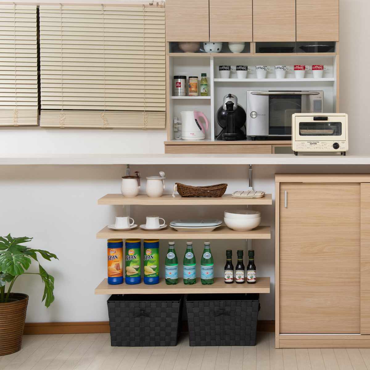 突っ張り カウンター下ラック 幅89.5cm 棚板3枚付 無段階調整 日本製 ( ラック 棚 カウンター下 収納 ディスプレイラック つっぱり 薄型 壁面ラック 収納ラック キッチンカウンター キッチン収納 ロータイプ 食器棚 飾り棚 3段 ) 【マリンナチュラル】 マリンナチュラル