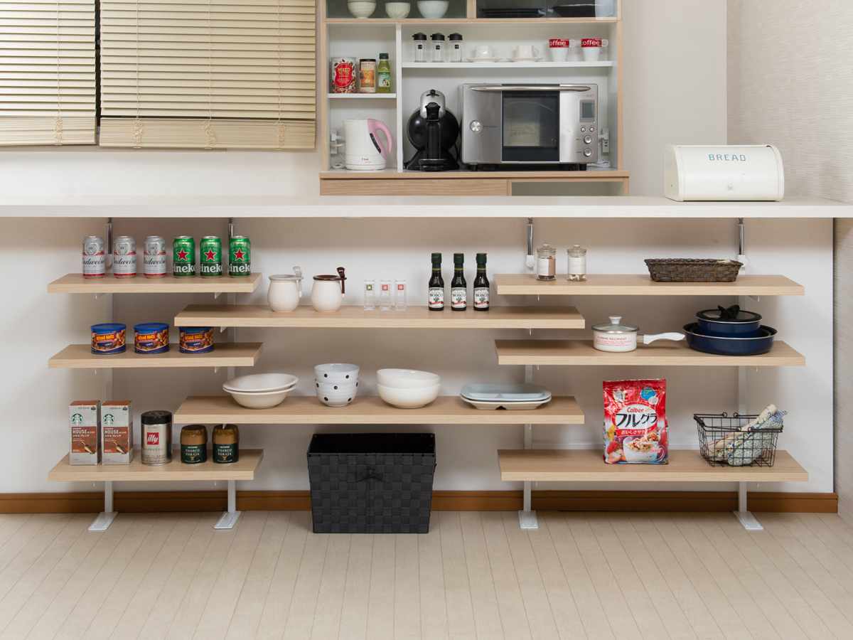 突っ張り カウンター下ラック 幅89.5cm 棚板3枚付 無段階調整 日本製 ( ラック 棚 カウンター下 収納 ディスプレイラック つっぱり 薄型 壁面ラック 収納ラック キッチンカウンター キッチン収納 ロータイプ 食器棚 飾り棚 3段 ) 【マリンナチュラル】 マリンナチュラル