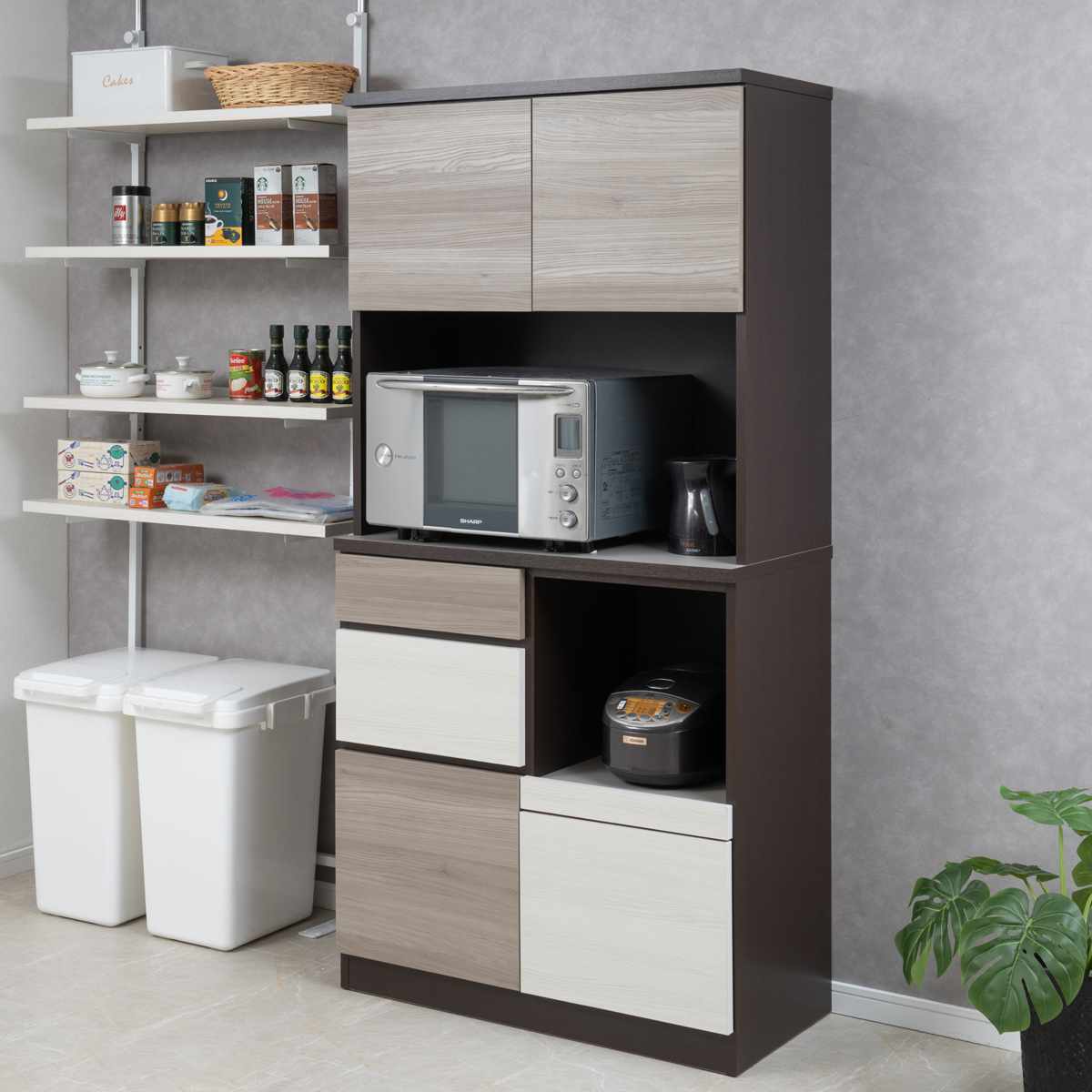 キッチンボード 幅90cm スリートーン フルスライドレール 日本製 ( 食器棚 ブラック 木目調 可動棚 家電 レンジ台 キッチン収納 スライド棚 3口コンセント 電子レンジ 炊飯器 黒 収納 90cm )