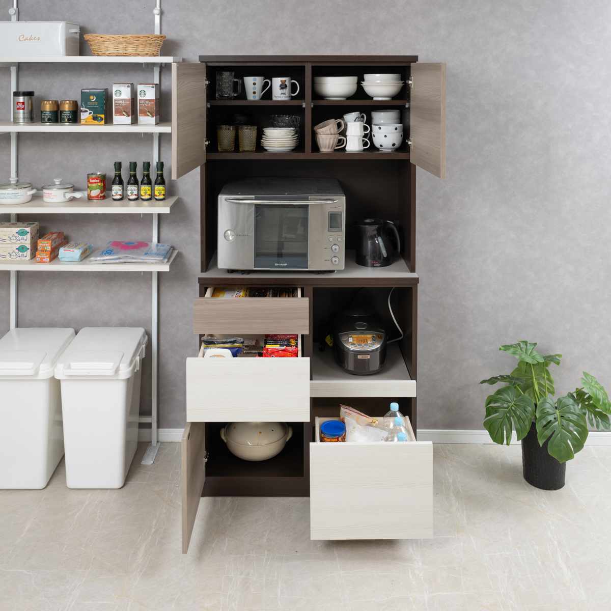 キッチンボード 幅90cm スリートーン フルスライドレール 日本製 ( 食器棚 ブラック 木目調 可動棚 家電 レンジ台 キッチン収納 スライド棚 3口コンセント 電子レンジ 炊飯器 黒 収納 90cm )