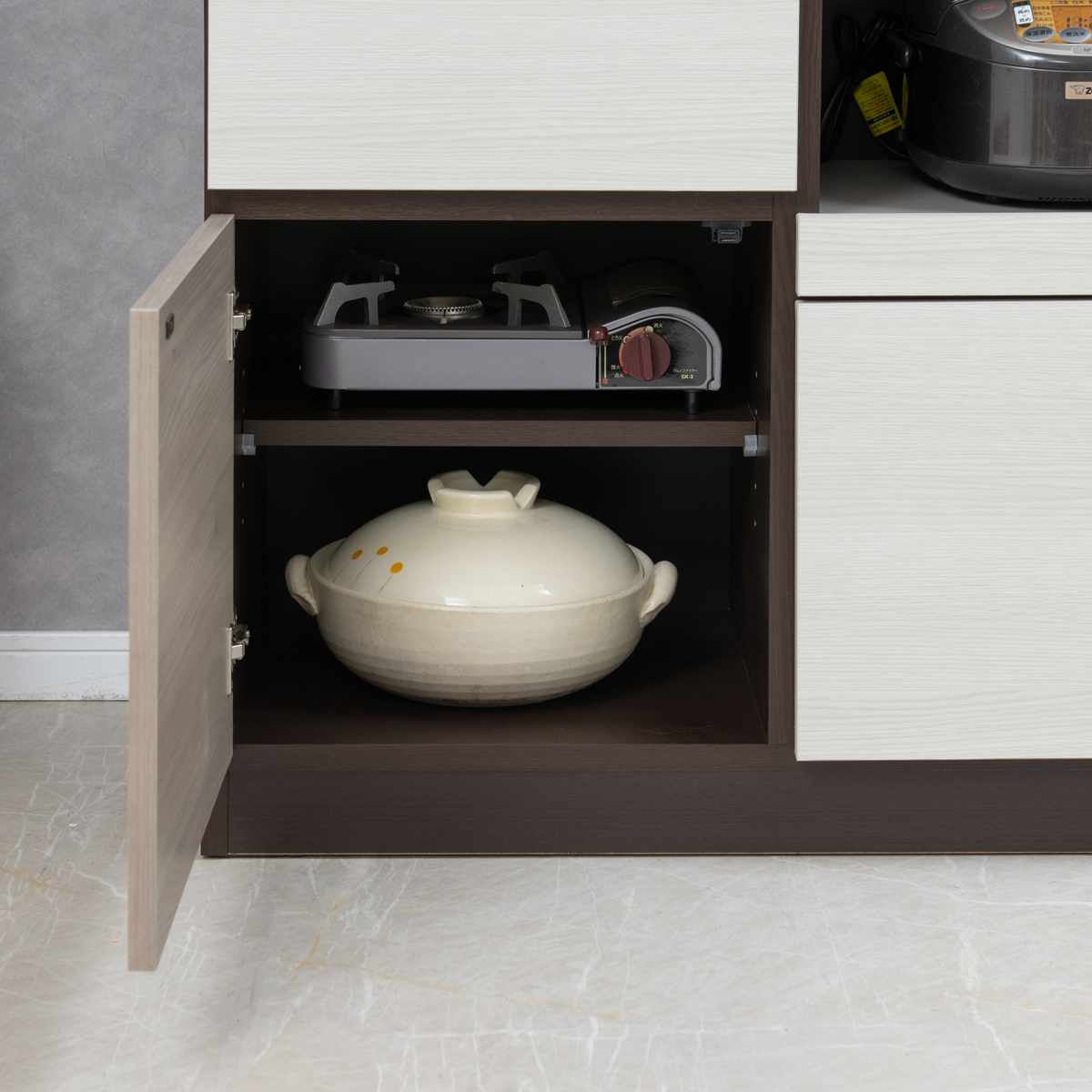 キッチンボード 幅90cm スリートーン フルスライドレール 日本製 ( 食器棚 ブラック 木目調 可動棚 家電 レンジ台 キッチン収納 スライド棚 3口コンセント 電子レンジ 炊飯器 黒 収納 90cm )