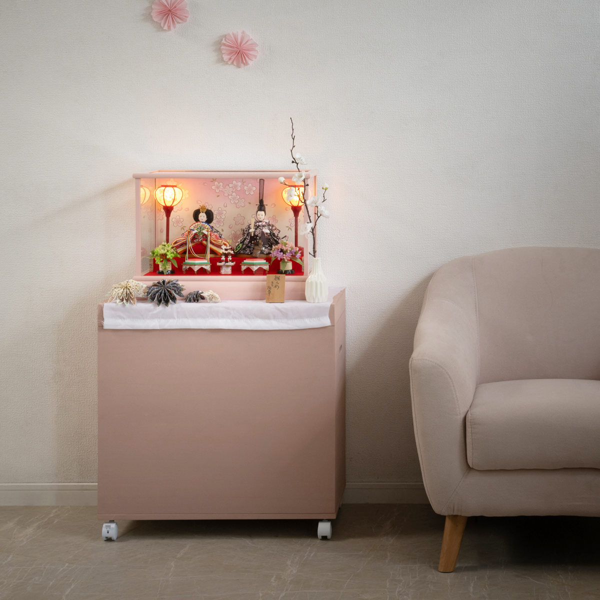 桐収納 雛人形ケース 幅35.5cm 1段 高さ60.5cm キャスター付き すのこ付き ( 飾り台 人形ケース 桐製 桐箱 完成品 防虫 防湿 スノコ ひな人形 収納ケース 保管 ピンク ホワイト 棚 ラック 国産 飾り棚 ) 【ピンク】 ピンク