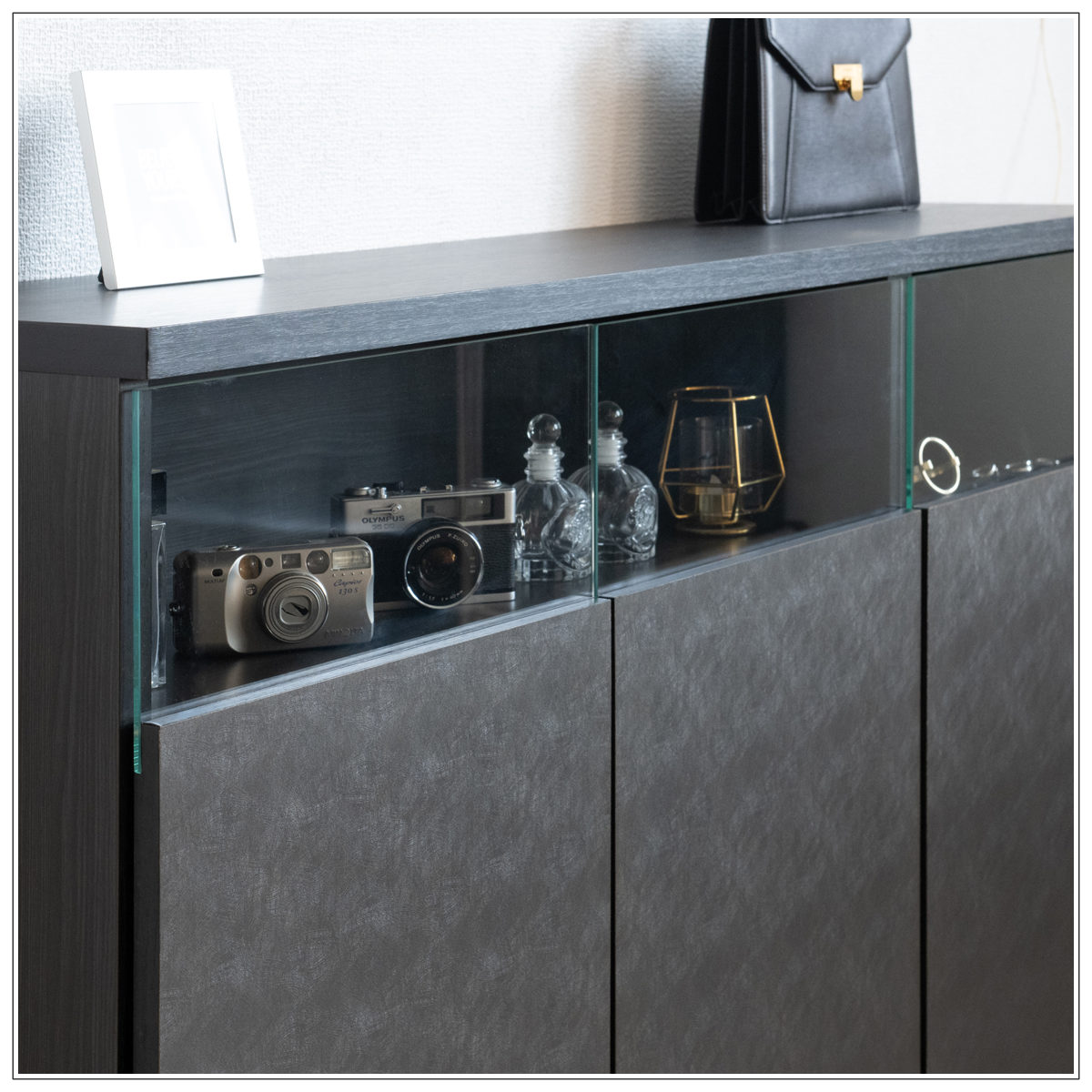 カウンター下収納 幅118cm キャビネット 日本製 完成品 ガラス窓 ( 棚 ラック メタリック カウンター下 可動棚 ルーター収納 ディスプレイ 窓下 組み合わせ 収納 家具 薄型 奥行スリム マットブラック グレー )