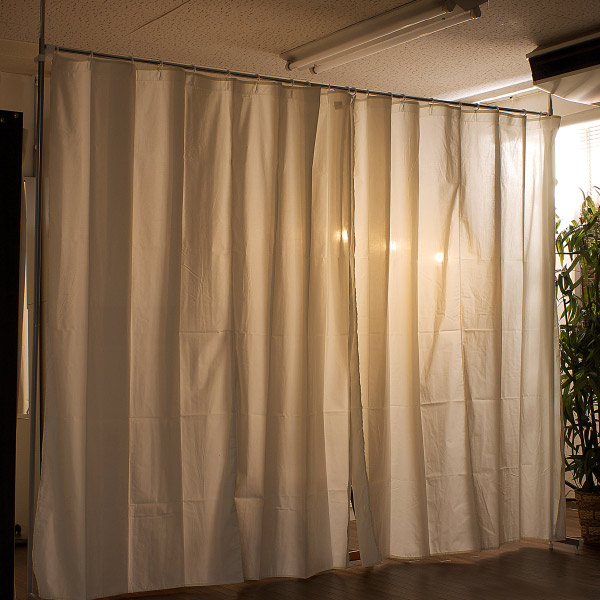 突っ張り カーテンポール 間仕切り 伸縮 ( つっぱり カーテンレール ポール ホワイト ライトブラウン 突っ張り式 突っぱり ツッパリ日本製 目隠し 試着室 目隠しカーテン 目隠し カーテン 収納 間仕切り収納 ) 【ホワイト】 ホワイト