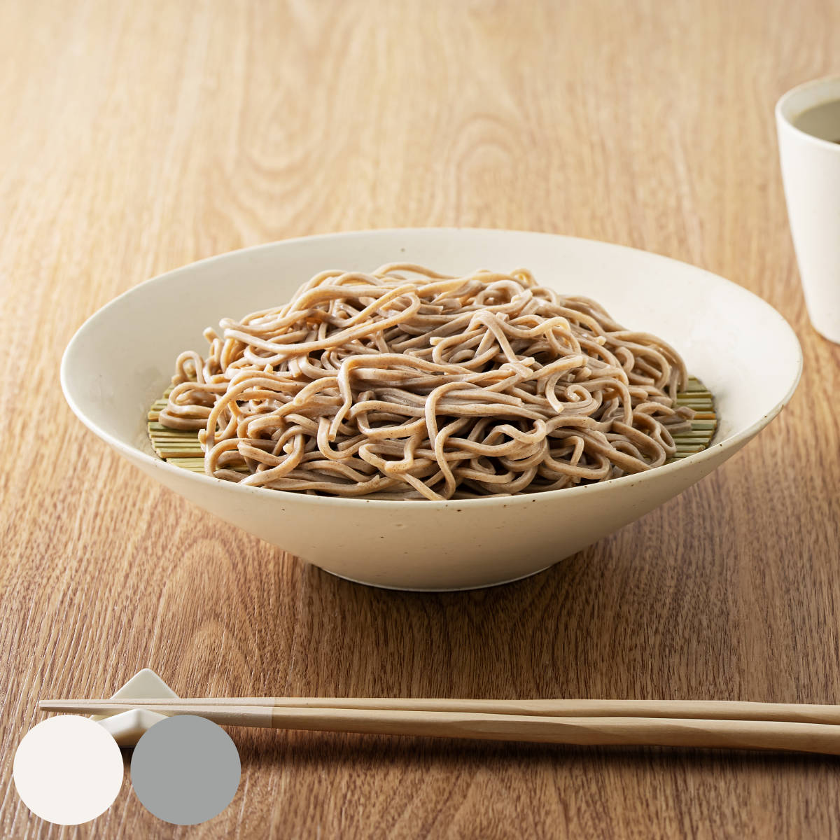 &NE ハレとケ 波佐見焼 そば皿 竹ス付き ( 電子レンジ対応 食洗機対応 磁器 日本製 蕎麦皿 ざるそば うどん 皿 お皿 おしゃれ 蕎麦 そば 天ぷら 深皿 カレー皿 パスタ皿 丸 すのこ付き ) 【白】