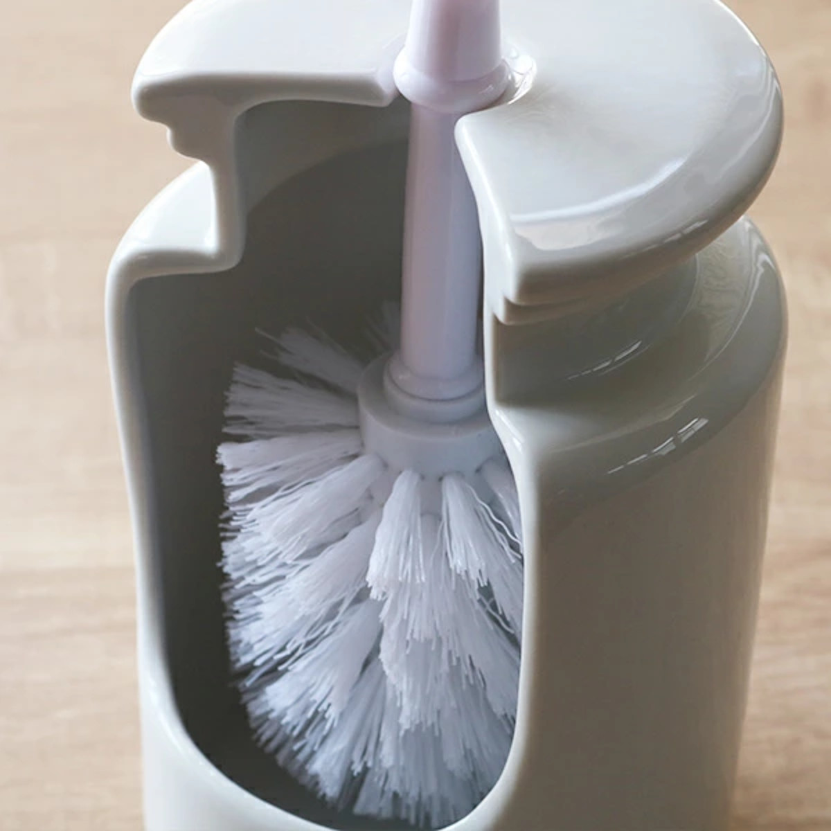 トイレブラシ ケース付き ラシプーロ 陶器 ( トイレ ブラシ トイレ掃除 そうじ トイレ用ブラシ 便器 清掃 ブラシケース ブラシ入れ 汚れ 柄付き トイレ掃除用品 白 ホワイト シンプル 掃除用品 掃除 トイレ掃除道具 おしゃれ )