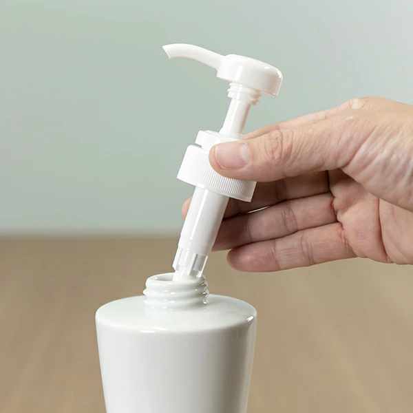 ディスペンサー 詰め替えボトル ホワイトガーデン シャンプーポンプ ( ディスペンサーボトル シャンプー 詰め替え ボトル 液体 陶器 お風呂 詰め替え容器 液体タイプ ボディソープ トリートメント バス用品 シンプル おしゃれ )