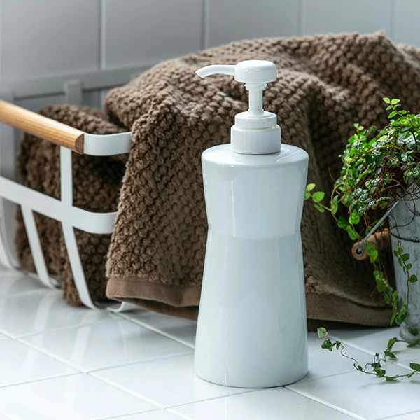 ディスペンサー 詰め替えボトル ホワイトガーデン シャンプーポンプ ( ディスペンサーボトル シャンプー 詰め替え ボトル 液体 陶器 お風呂 詰め替え容器 液体タイプ ボディソープ トリートメント バス用品 シンプル おしゃれ )