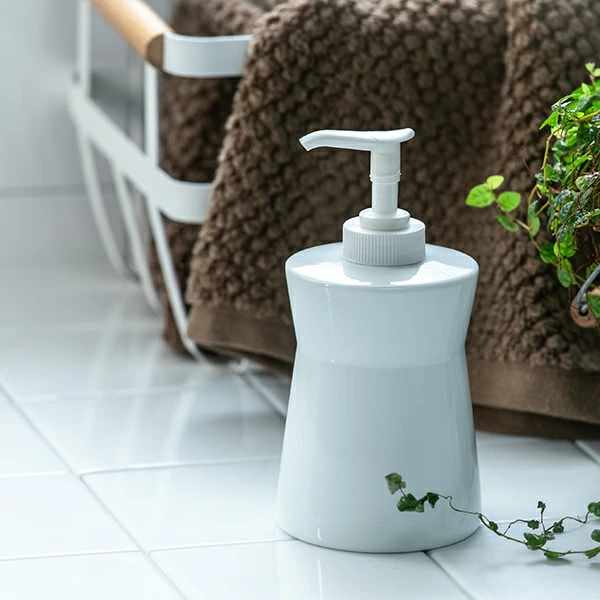 ディスペンサー 詰め替えボトル ホワイトガーデン ソープポンプ ( ディスペンサーボトル ハンドソープ 詰め替え ボトル 液体せっけん 陶器 手洗い 詰め替え容器 液体タイプ ソープ 石けん 洗面 キッチン シンプル おしゃれ )