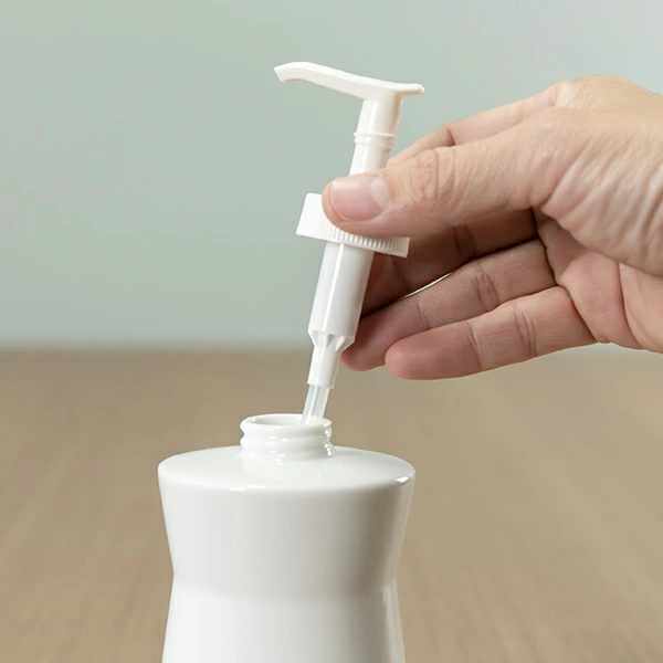 ディスペンサー 詰め替えボトル ホワイトガーデン ソープポンプ ( ディスペンサーボトル ハンドソープ 詰め替え ボトル 液体せっけん 陶器 手洗い 詰め替え容器 液体タイプ ソープ 石けん 洗面 キッチン シンプル おしゃれ )