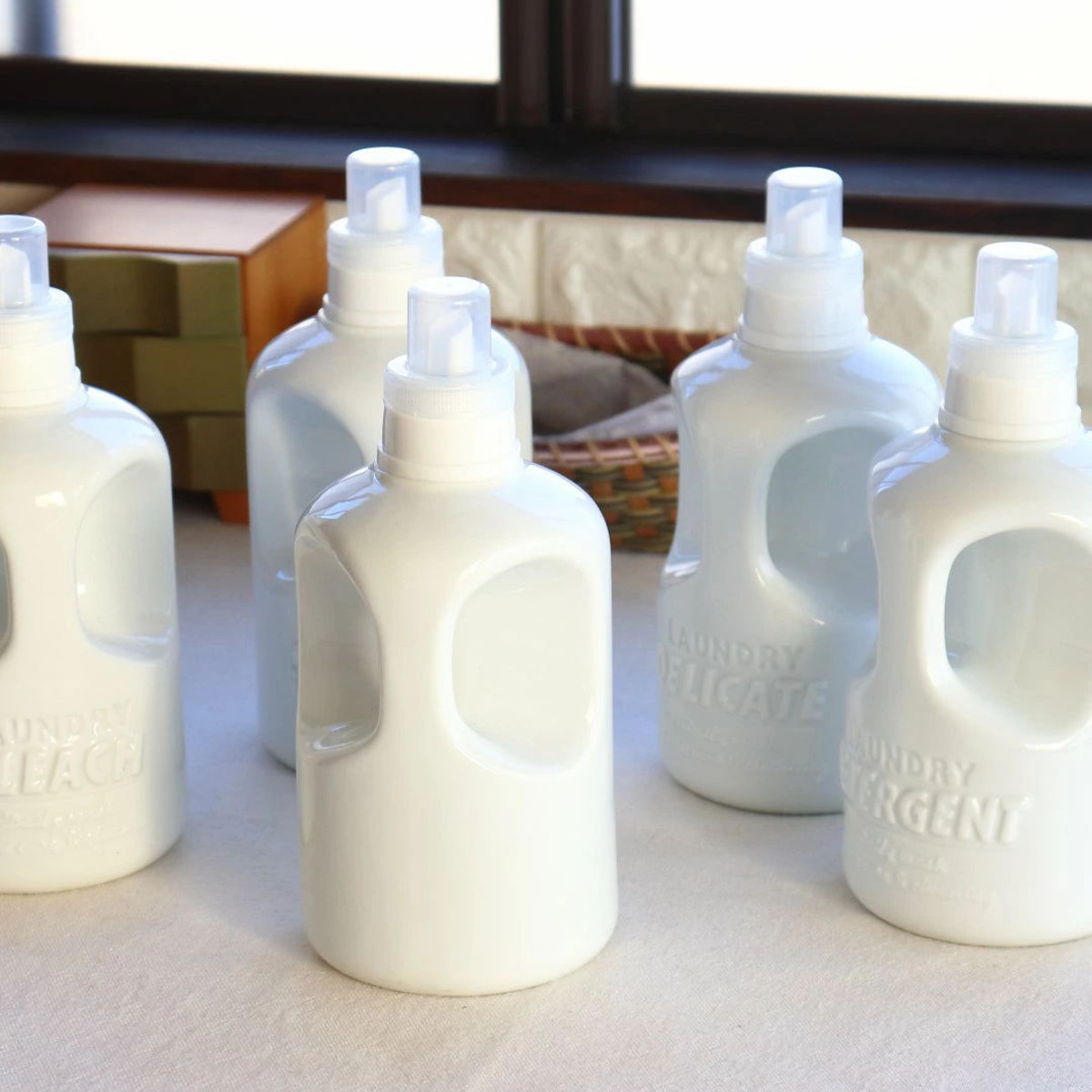 詰め替えボトル 陶器のハウスランドリー 陶器 洗剤 ( 洗剤ボトル 詰め替え 詰替え用 洗濯用洗剤 洗濯ボトル ハンドル付き 洗濯洗剤 柔軟剤 デリケート洗剤 漂白剤 無地 ボトル キャップ計量 大容量 ) 【柔軟剤】